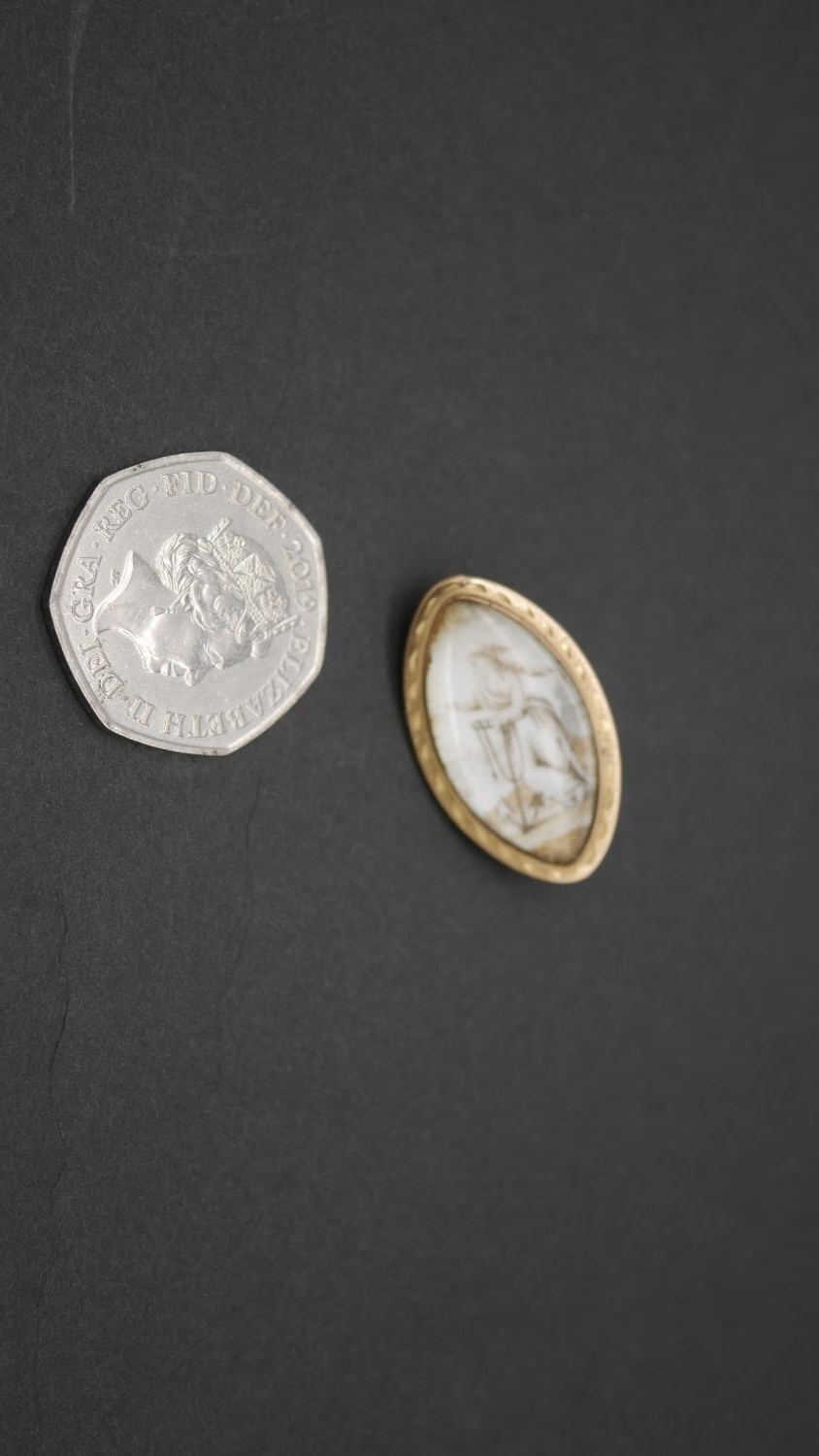 A Georgian yellow metal mourning brooch of oval form decorated with a lady leaning on an anchor on a - Image 2 of 5