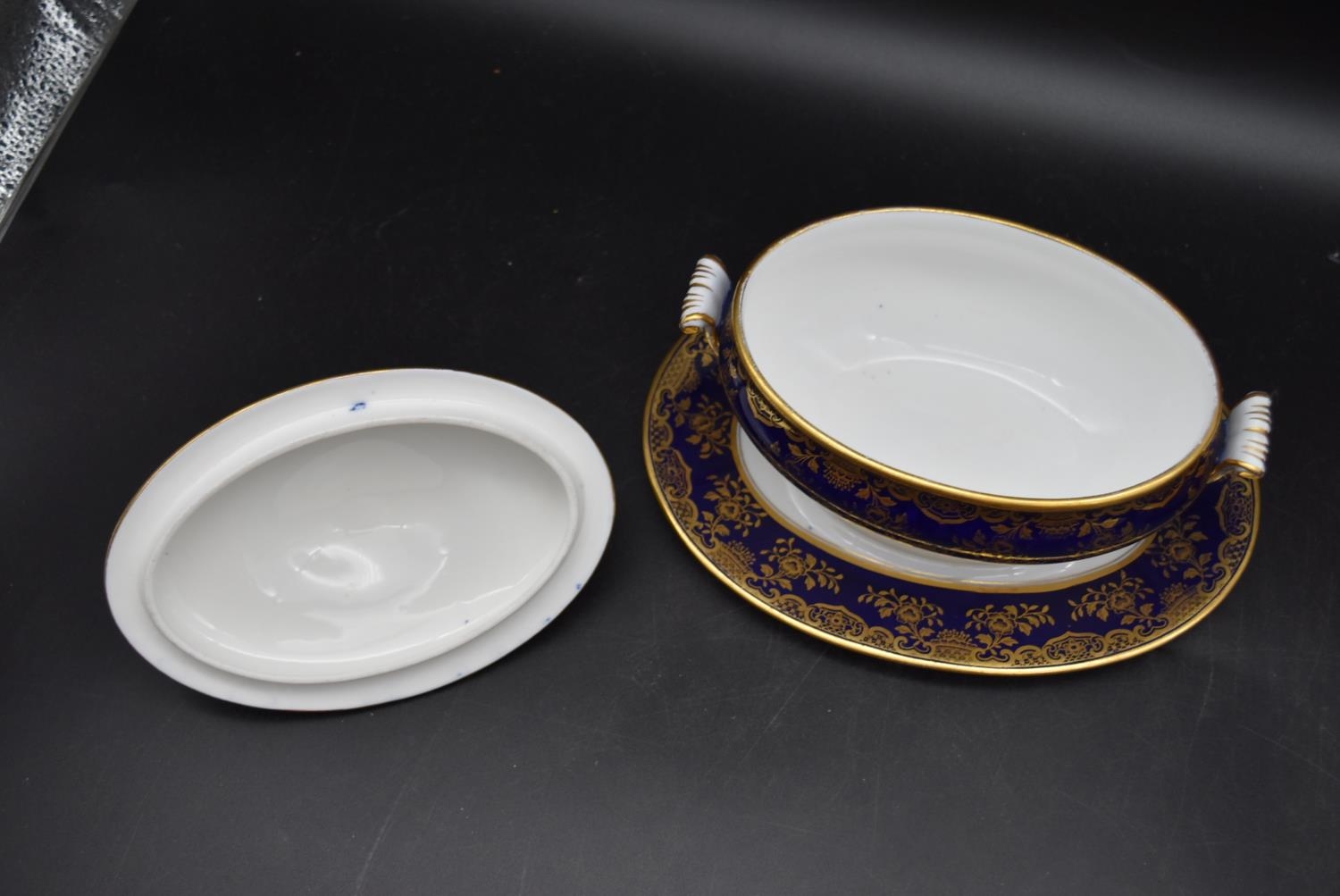 A Wedgwood gilded stylised foliate design part dinner service. Including 9 plates, 8 small plates, 4 - Image 5 of 21