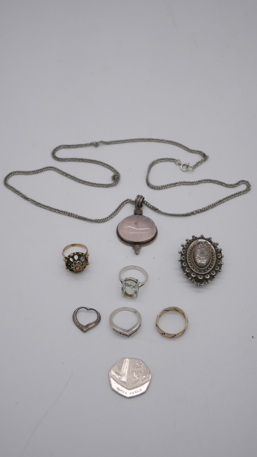 A collection of silver jewellery. To include a silver Victorian locket, a rose quartz pendant with - Image 2 of 4