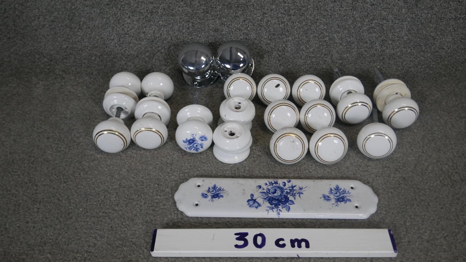 A collection of vintage and antique ceramic doorknobs and door plates. Some decorated with a blue - Image 2 of 5