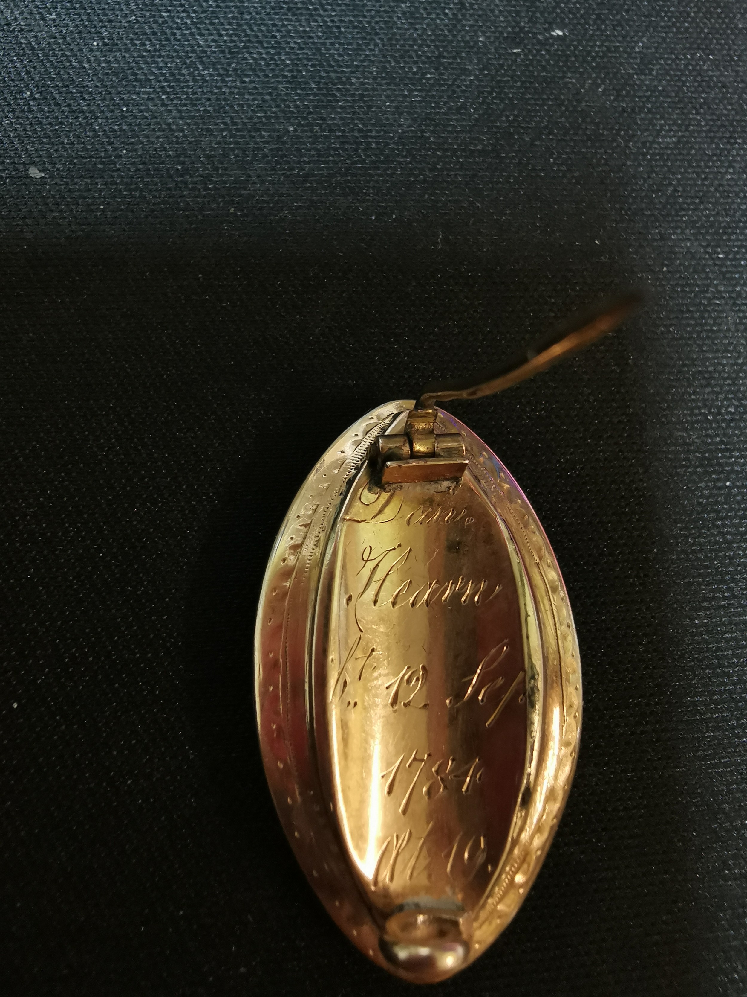 A Georgian yellow metal mourning brooch of oval form decorated with a lady leaning on an anchor on a - Image 4 of 5