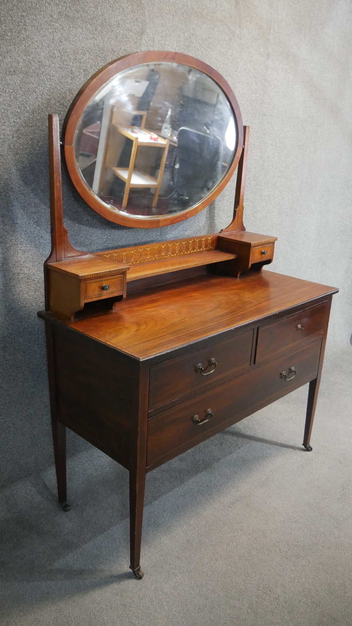 An Edwardian 'Sheraton Revival' mahogany dressing table, mirrored back with two small drawers, the - Image 3 of 4