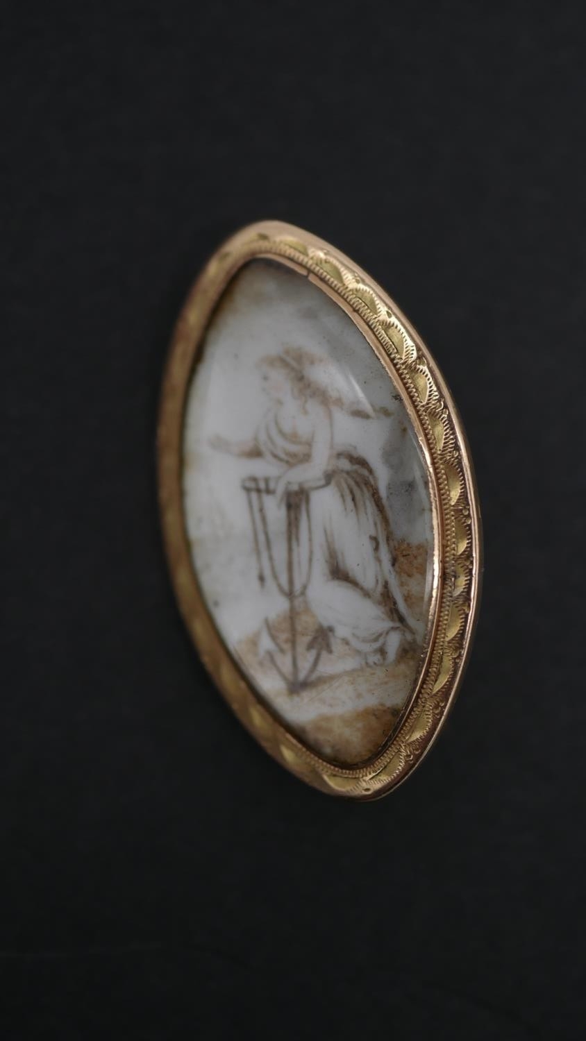 A Georgian yellow metal mourning brooch of oval form decorated with a lady leaning on an anchor on a - Image 3 of 5