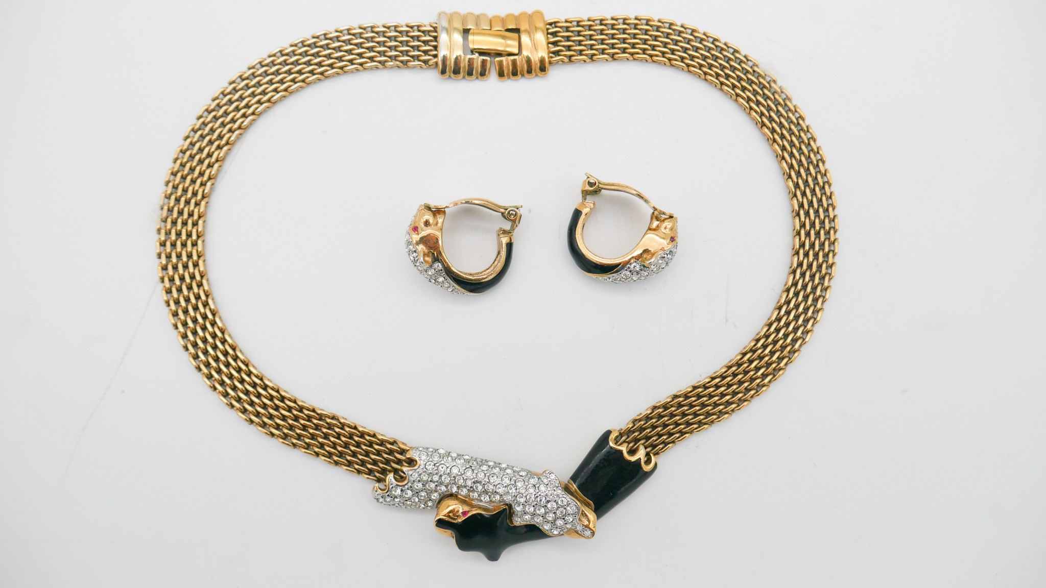 A collection of costume jewellery. Inlcuding a Cartier style diamante jaguar head goldtone mesh link - Image 7 of 11