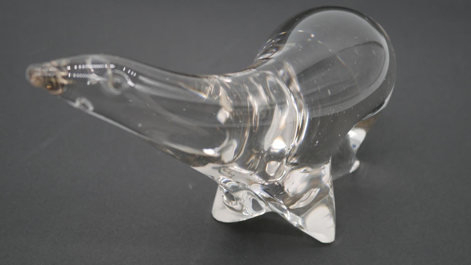 A Målerås Swedish clear Art Glass figure of a polar bear with etched maker's mark. H.13 W.20cm - Image 3 of 4
