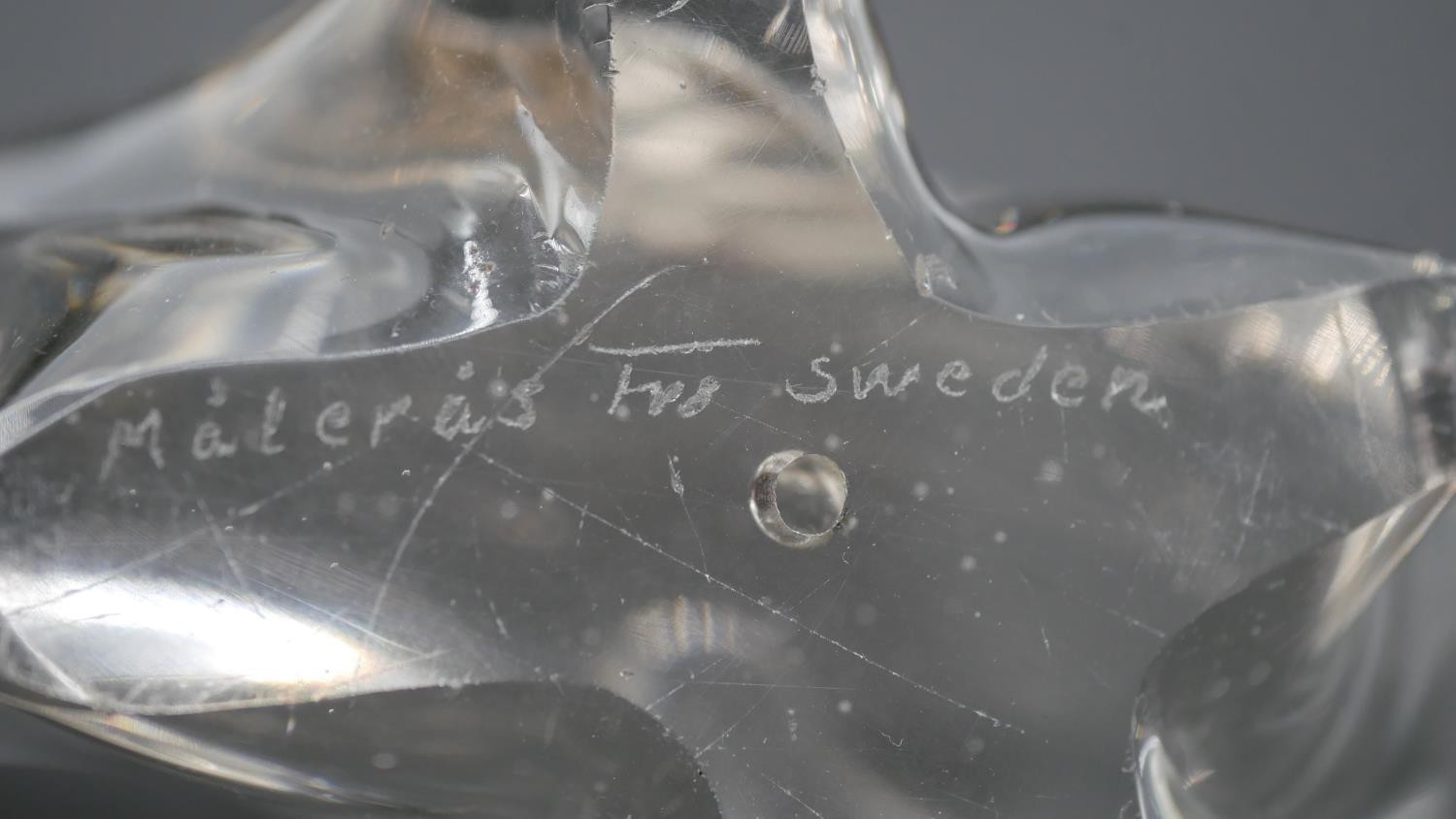 A Målerås Swedish clear Art Glass figure of a polar bear with etched maker's mark. H.13 W.20cm - Image 4 of 4