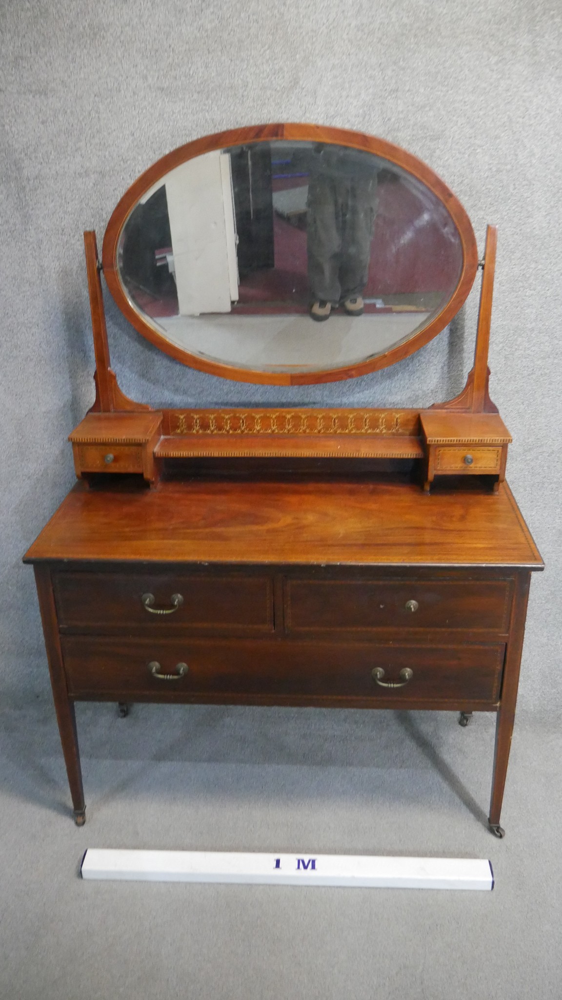 An Edwardian 'Sheraton Revival' mahogany dressing table, mirrored back with two small drawers, the - Image 2 of 4