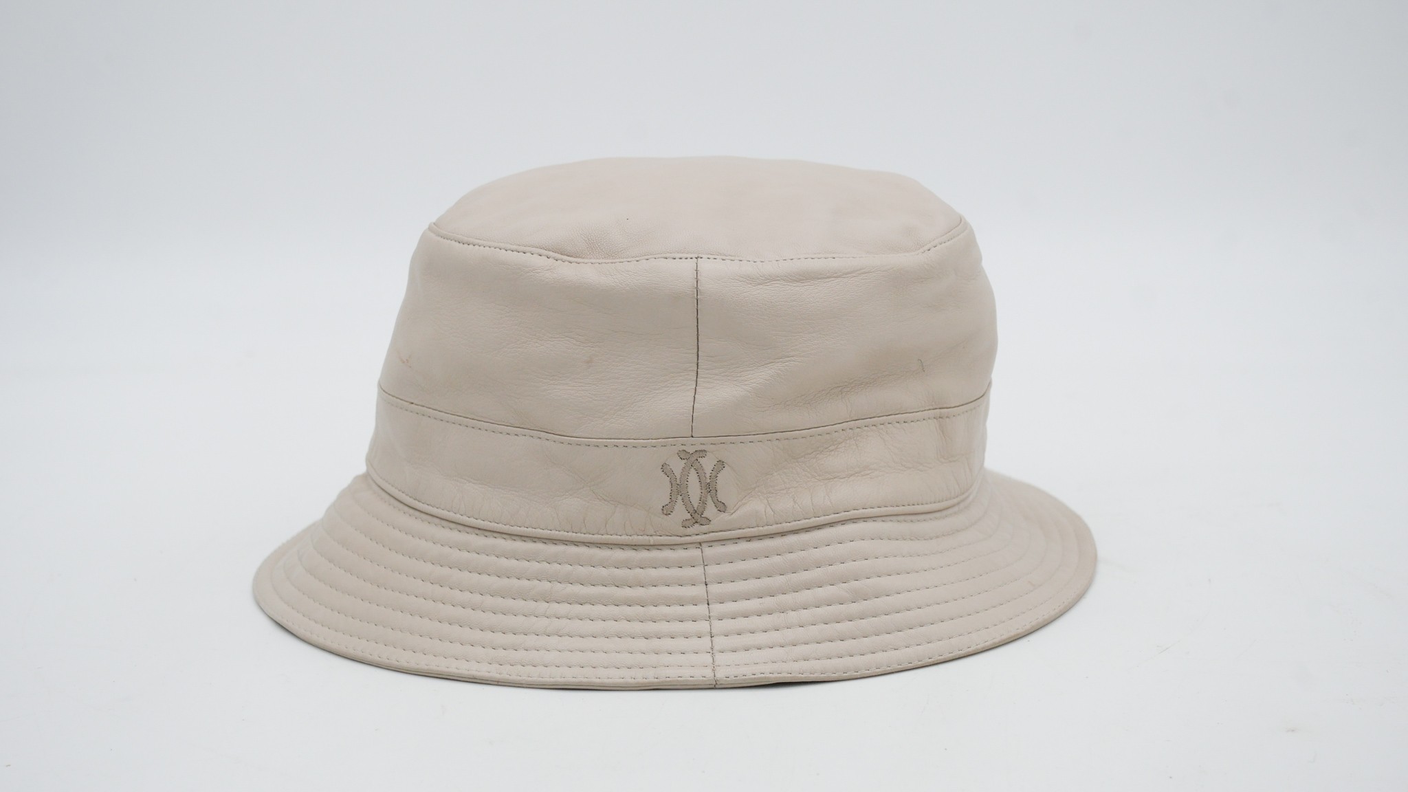 Chapeaux Motsch X Hermès cream leather bucket hat with linen lining. Label to the inside. Diam.25cm