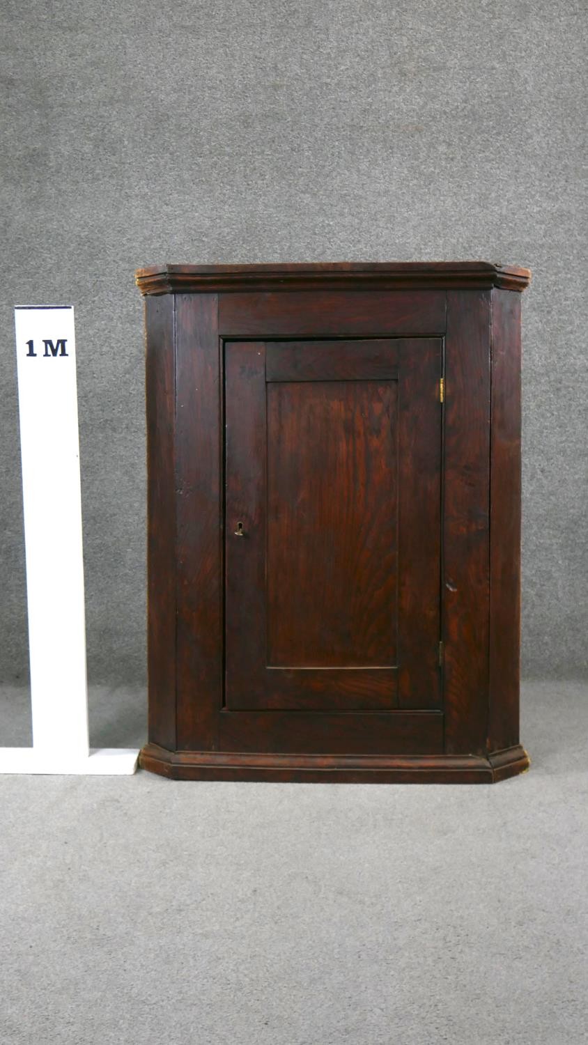 A Georgian country elm hanging corner cabinet. H. 99 W. 84 D.43 - Image 2 of 4