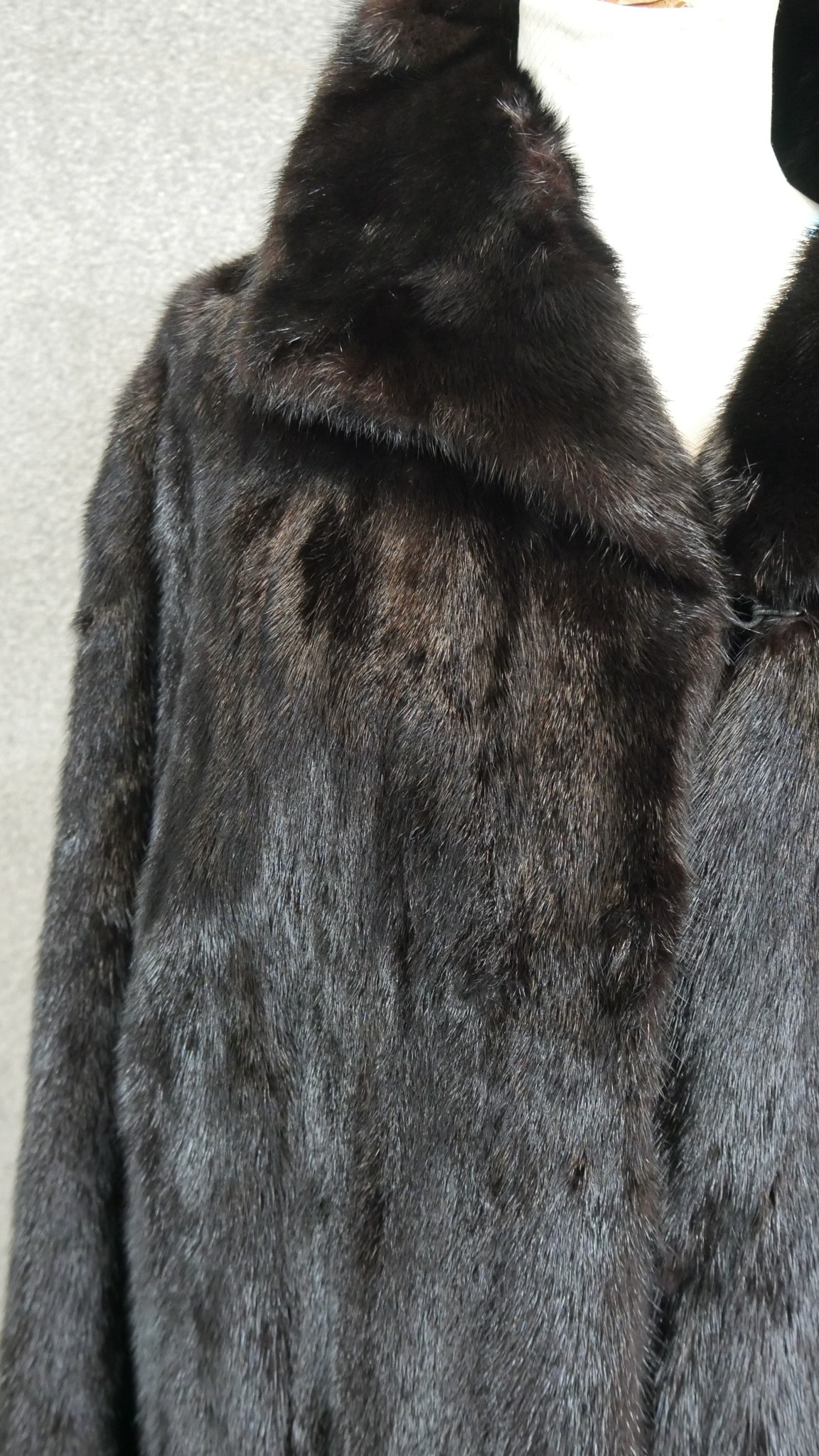 A vintage silk lined black mink full length coat. Size M/L. - Image 4 of 6