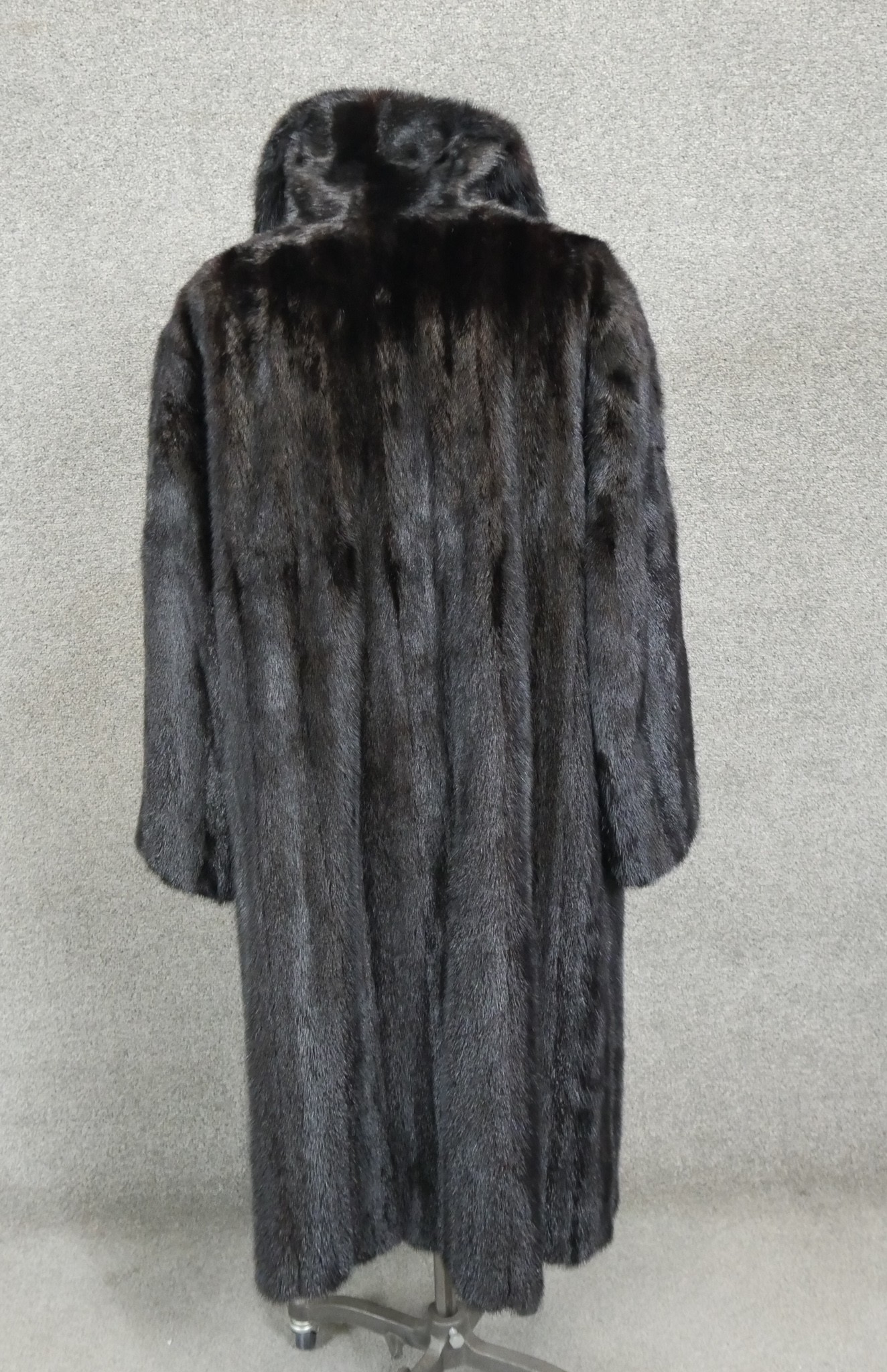 A vintage silk lined black mink full length coat. Size M/L. - Image 3 of 6