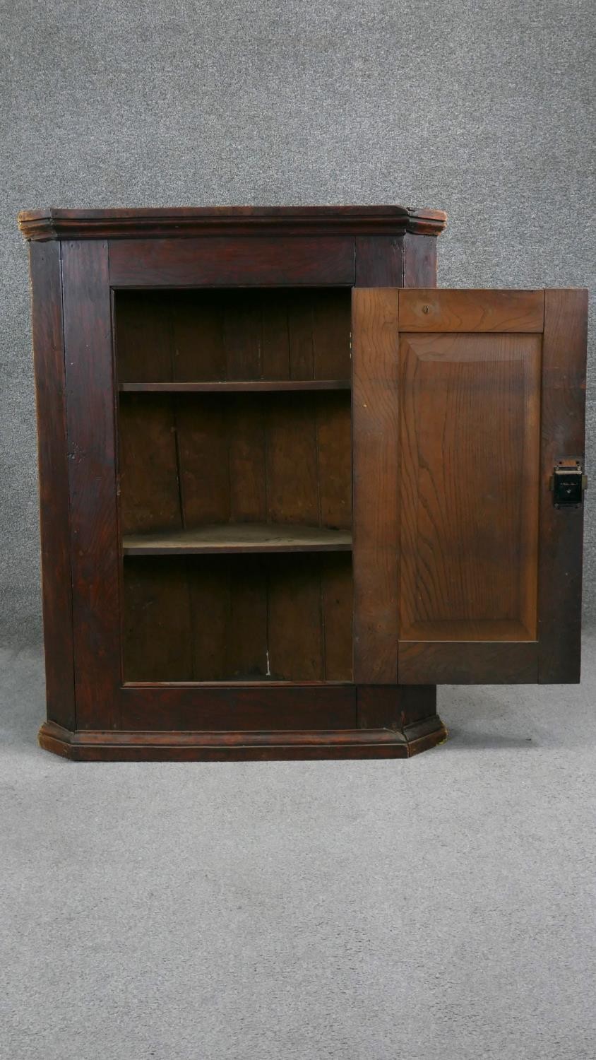 A Georgian country elm hanging corner cabinet. H. 99 W. 84 D.43 - Image 3 of 4