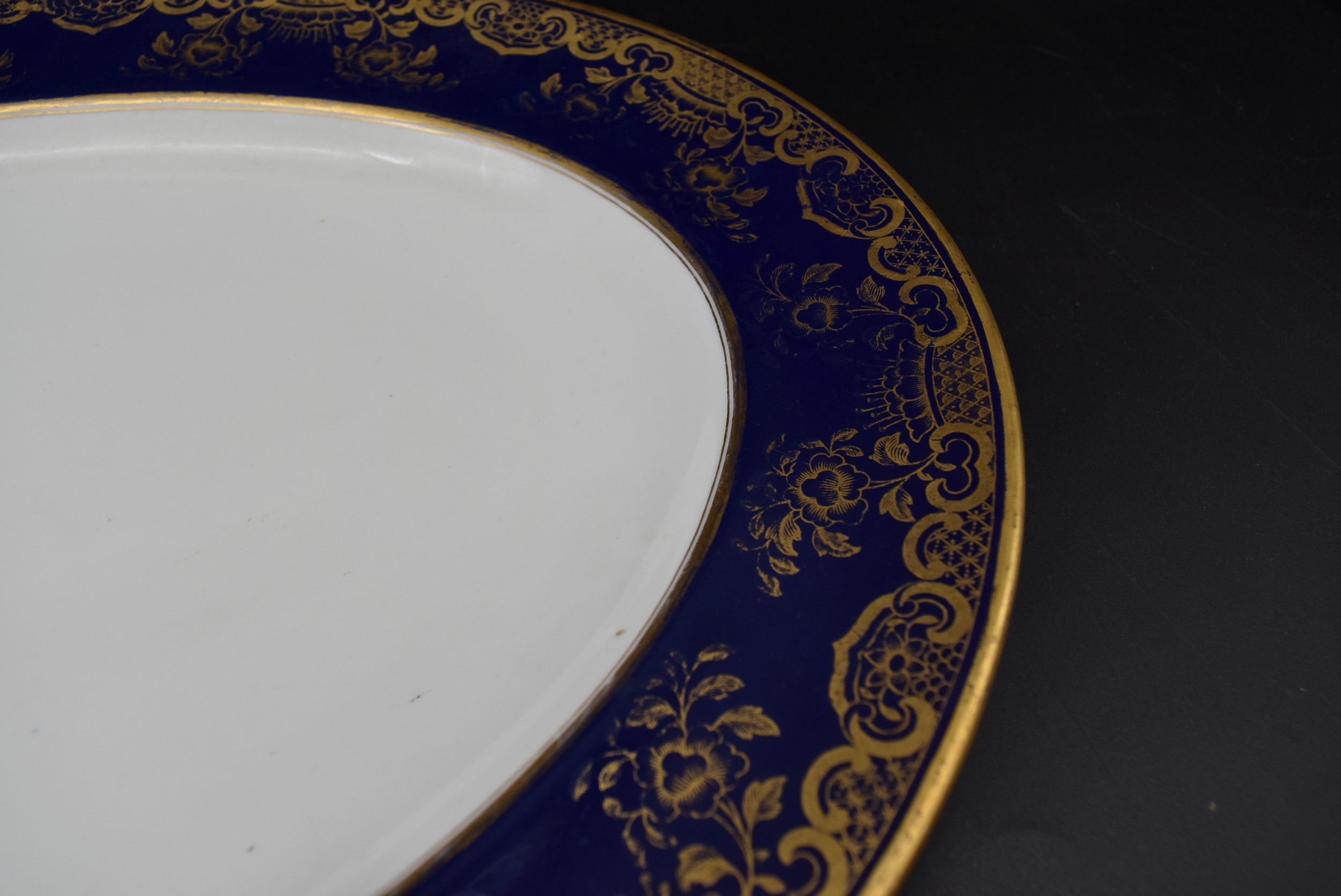 A large antique Wedgwood oval gilded stylised foliate design meat platter. Stamped Wedgwood. L.48 - Image 4 of 6