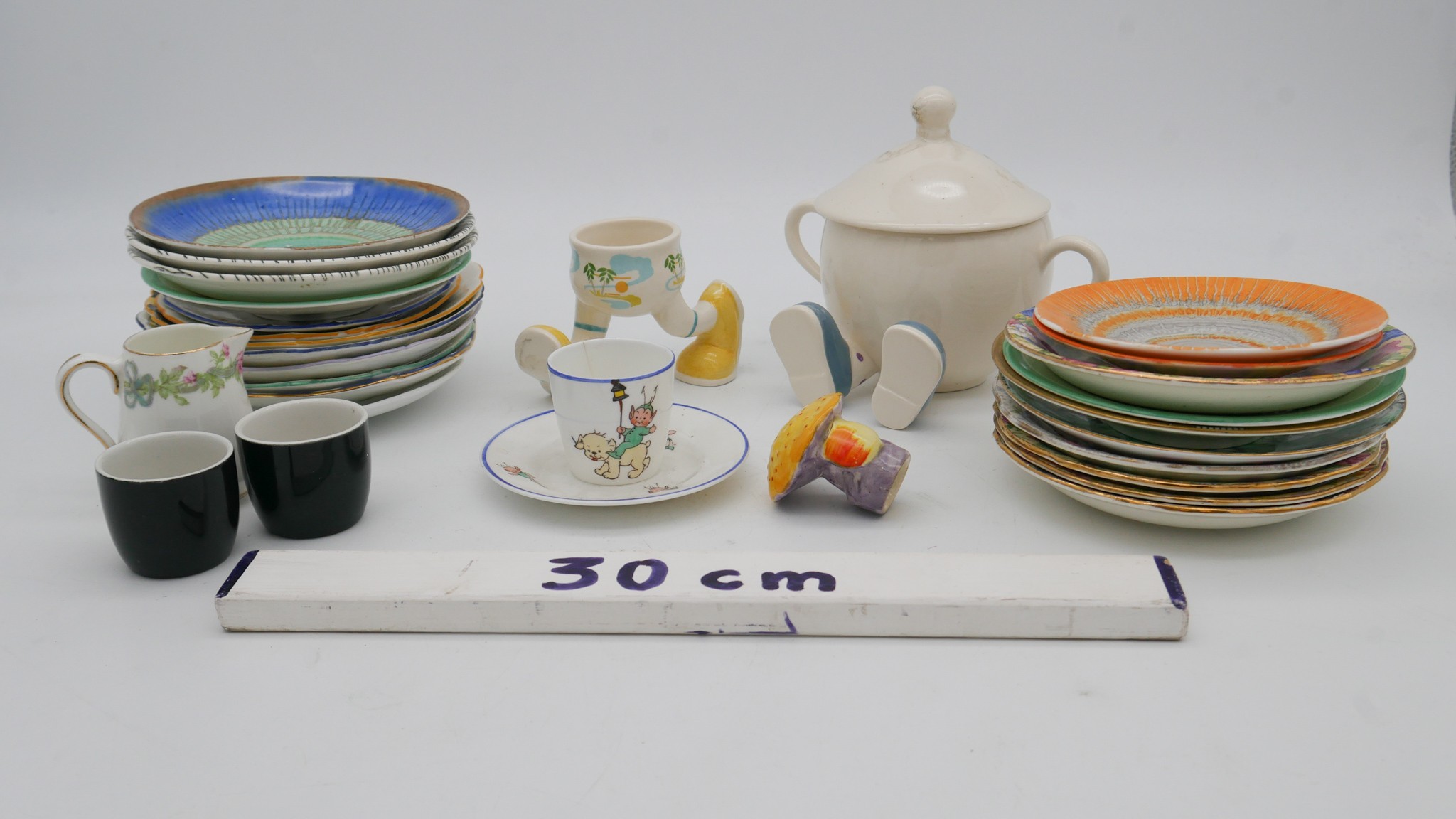 A collection of mixed china and ceramics. Including vintage Shelley saucers. 27 pieces in total. - Image 2 of 6