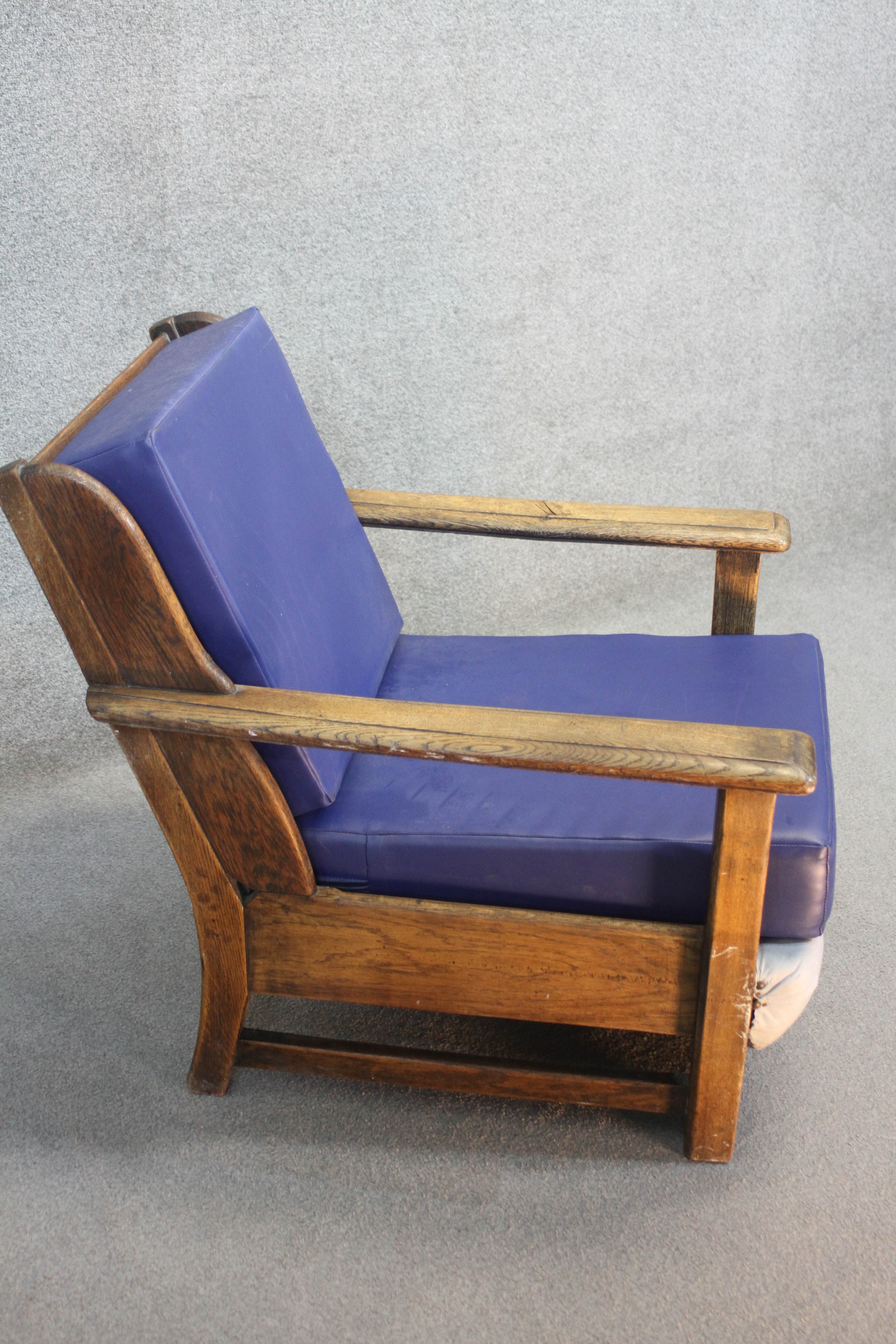 A pair of vintage oak framed Ercol armchairs. - Image 4 of 6