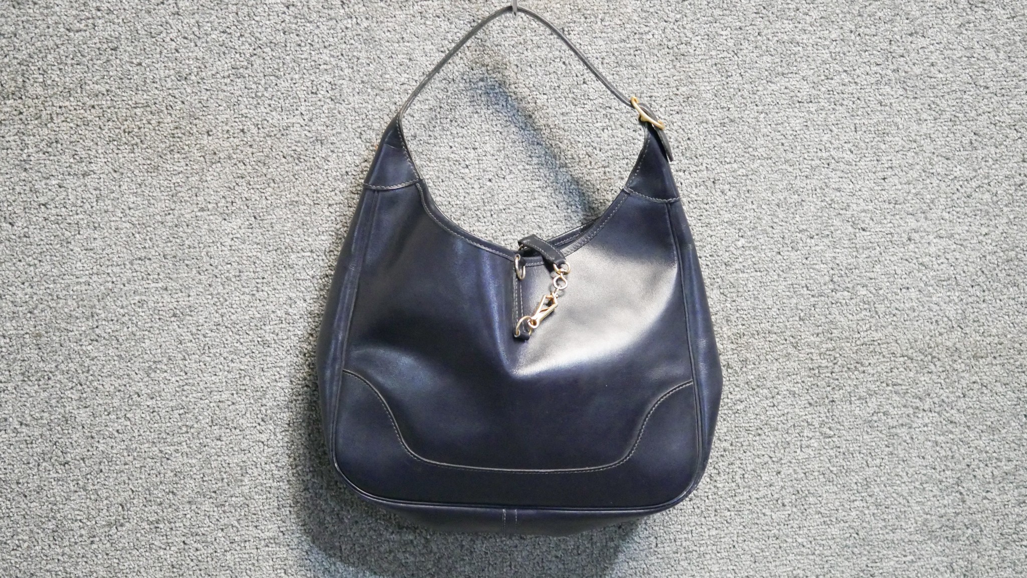 A Vintage 1978 Hermès dark blue box calf shoulder bag. Interior suede leather, brass hardware.