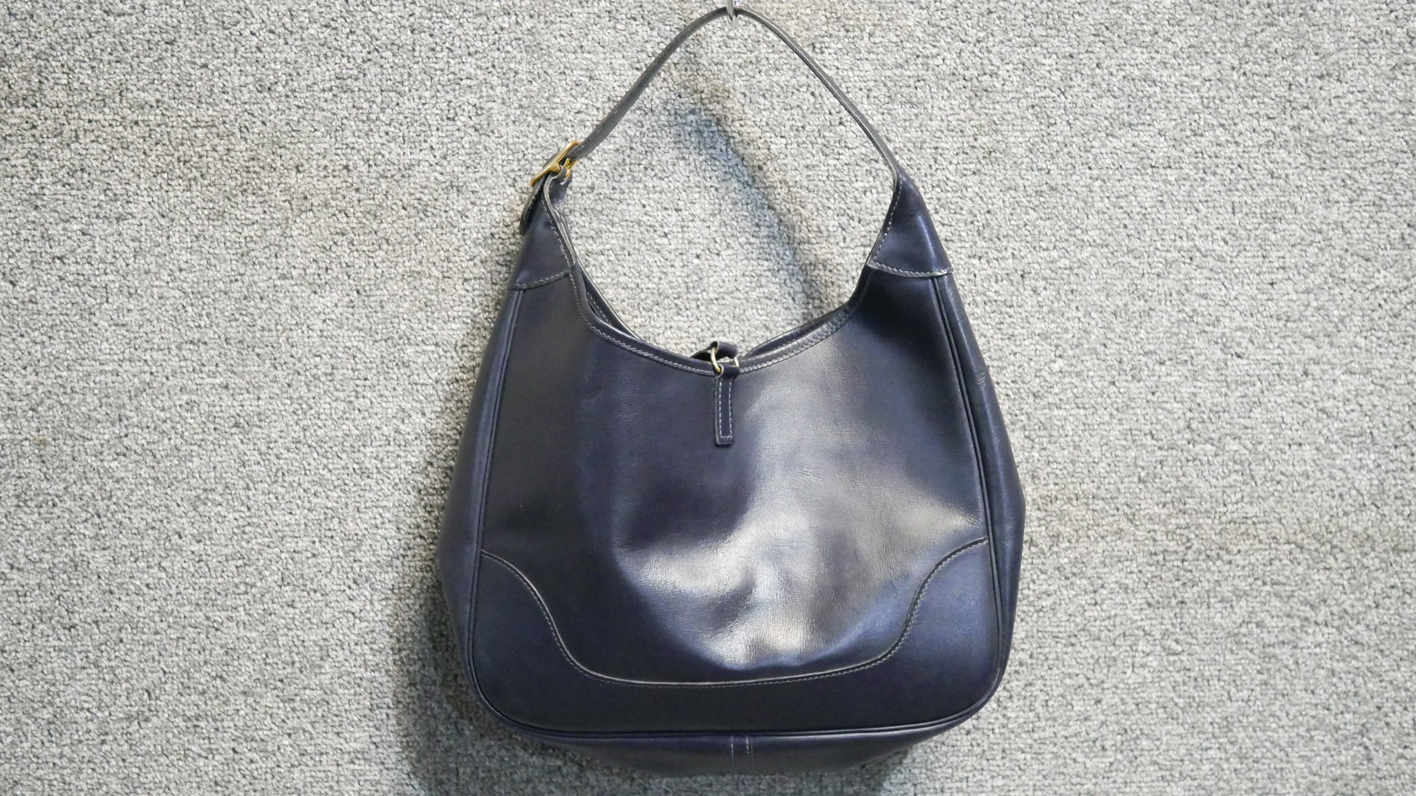 A Vintage 1978 Hermès dark blue box calf shoulder bag. Interior suede leather, brass hardware. - Image 2 of 6