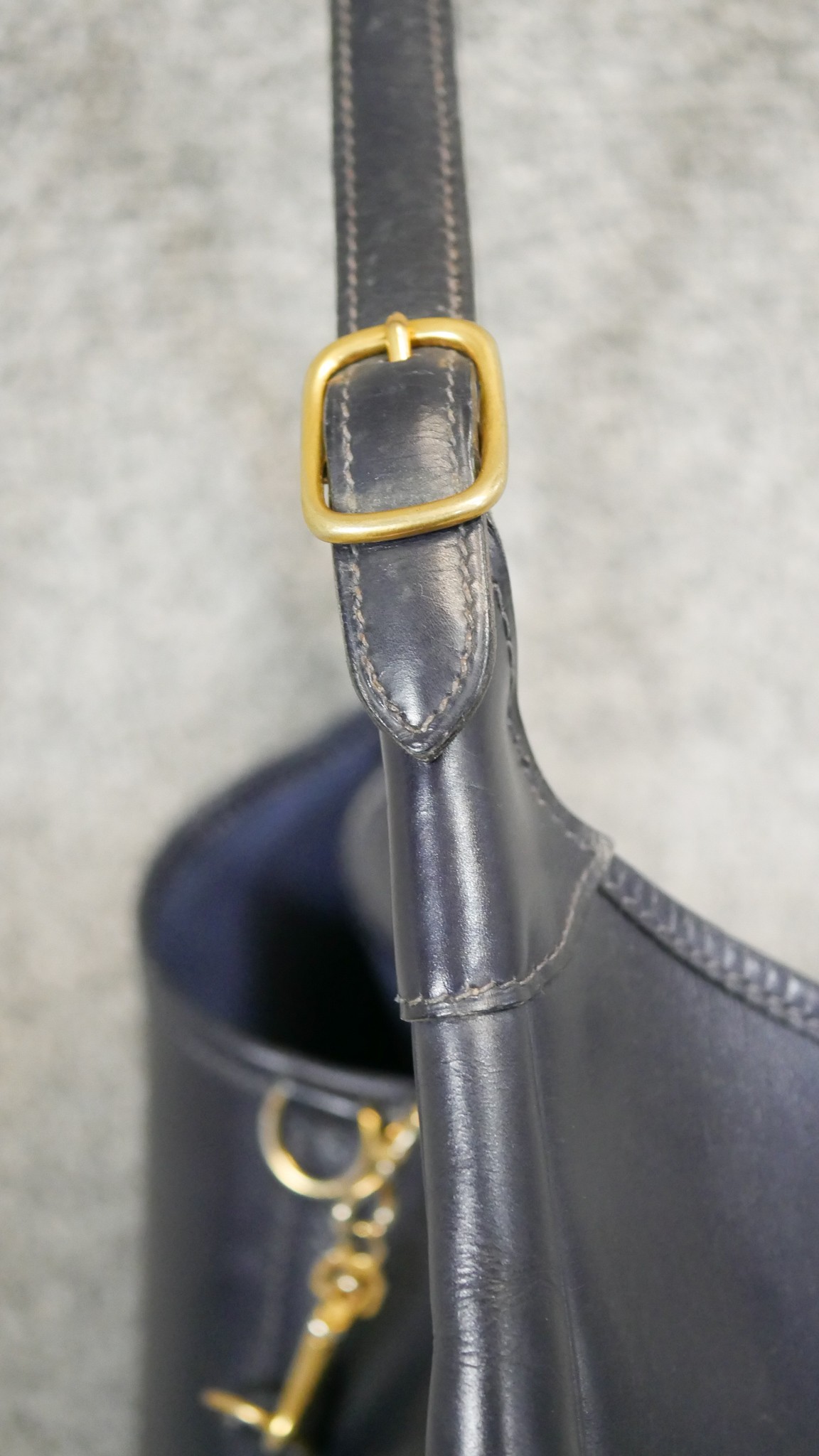 A Vintage 1978 Hermès dark blue box calf shoulder bag. Interior suede leather, brass hardware. - Image 4 of 6