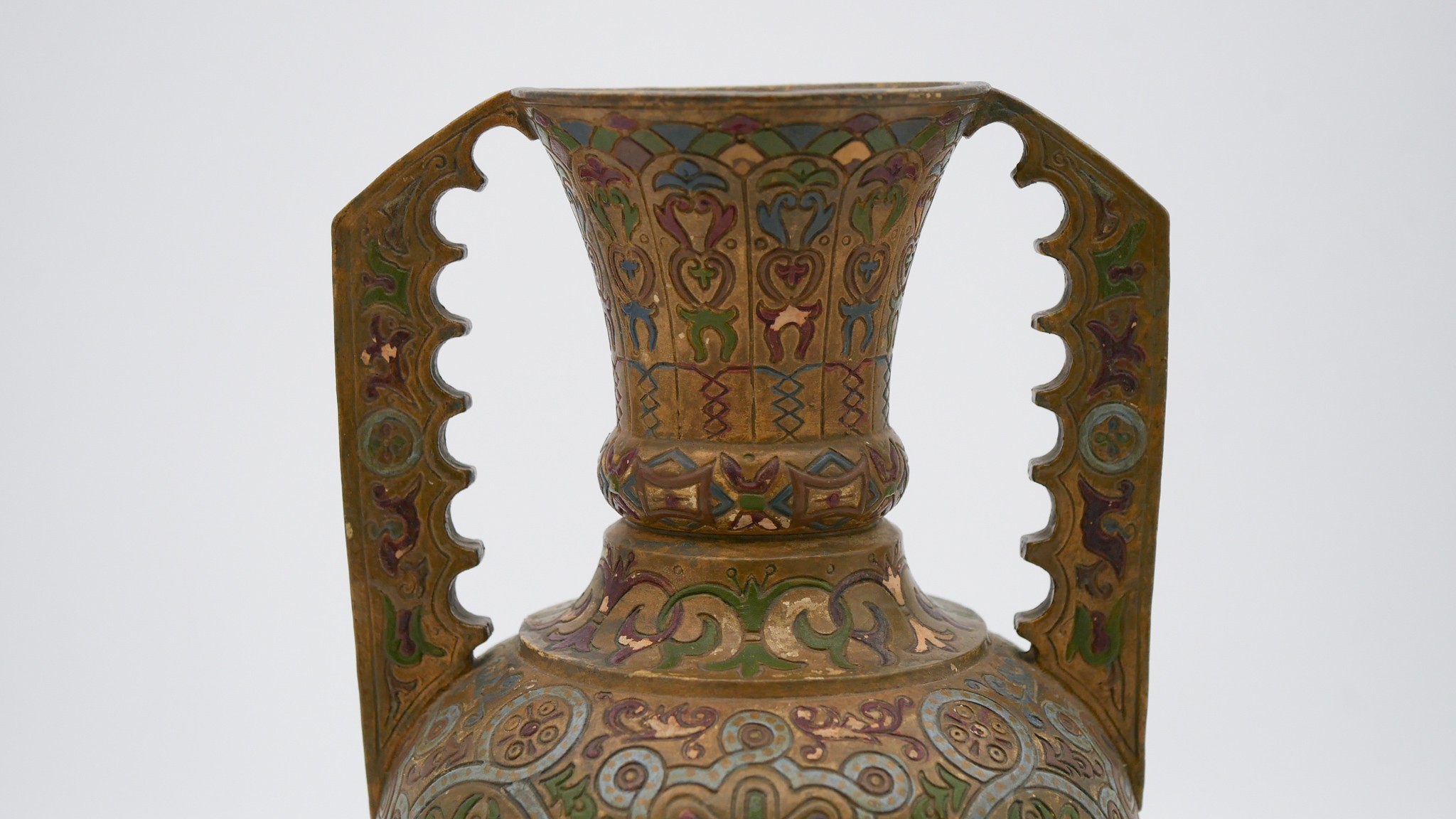 An Oriental gilt metal enamelled twin handled vase. Decorated with a stylised floral and foliate - Image 5 of 5