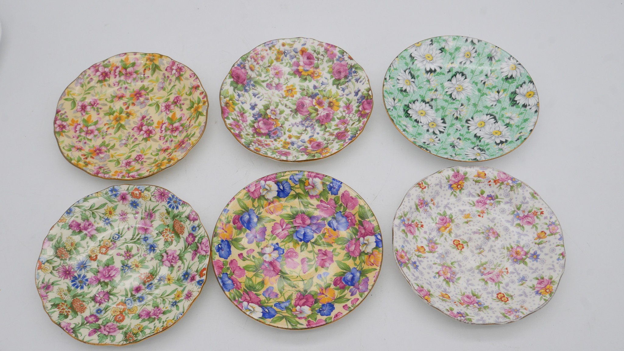 A collection of mixed china and ceramics. Including vintage Shelley saucers. 27 pieces in total. - Image 6 of 6