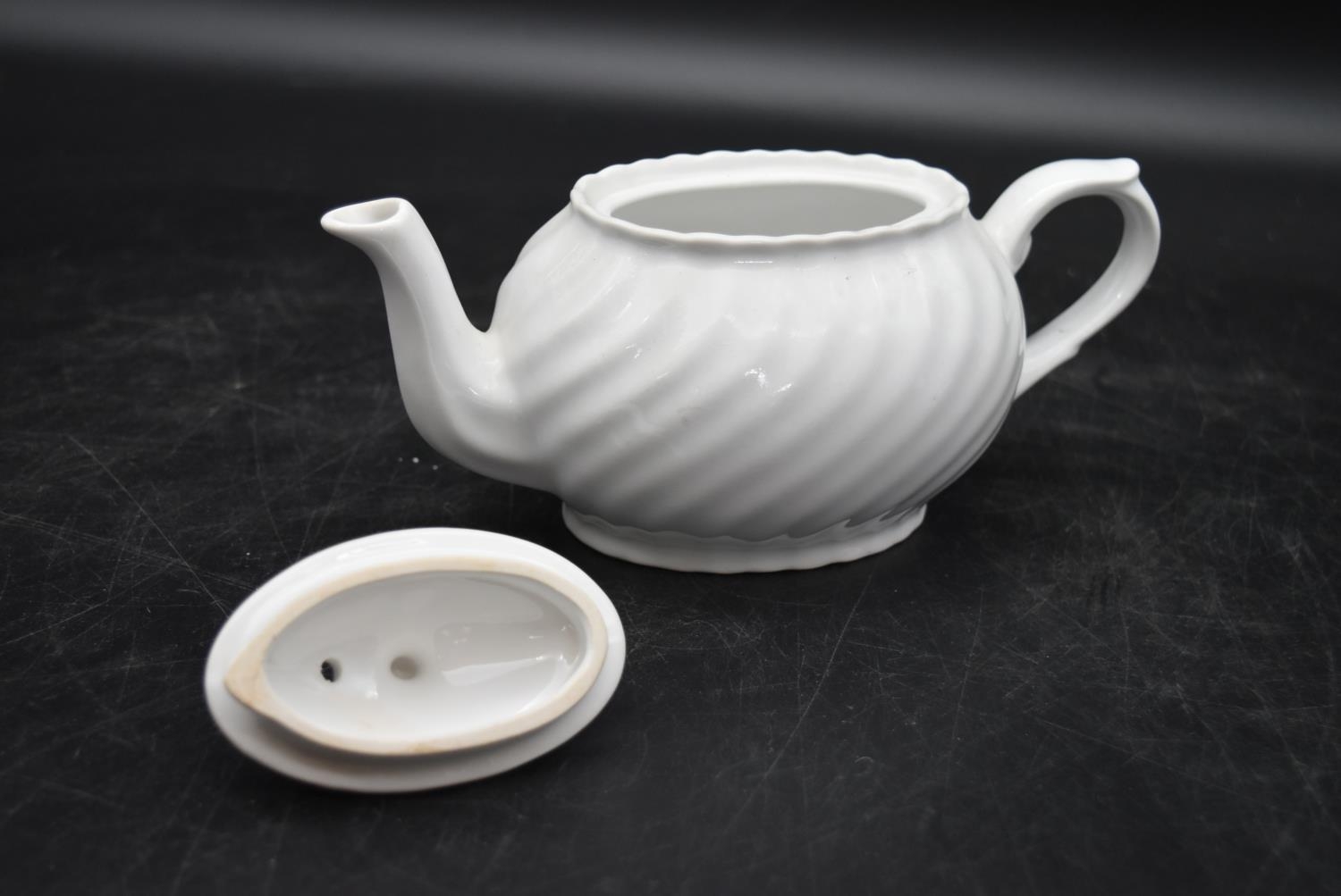 A Johnson Brothers 'Indies' design original stamped teapot along with a white unmarked teapot and - Image 7 of 16