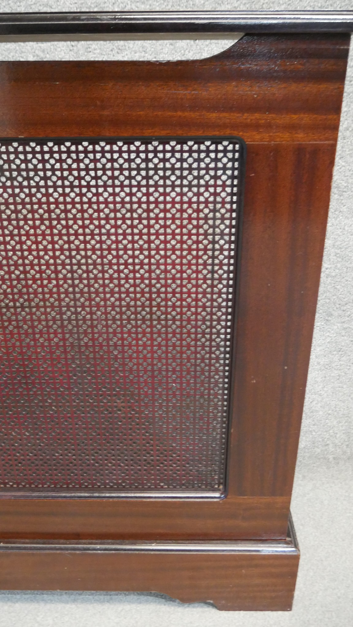 A contemporary stained teak radiator cover. H.87 W.110 D.23 CM - Image 4 of 4