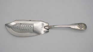 A Georgian silver pierced foliate design fish server by William Eley & William Fearn. Hallmarked: