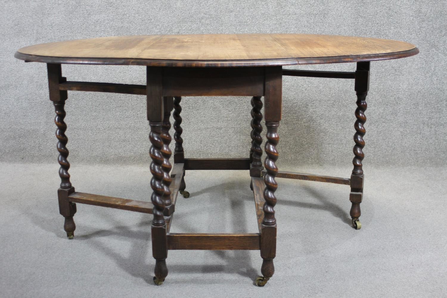 A mid century oak drop flap dining table on barleytwist stretchered supports. H.77 W.145 D.100 cm - Image 4 of 4