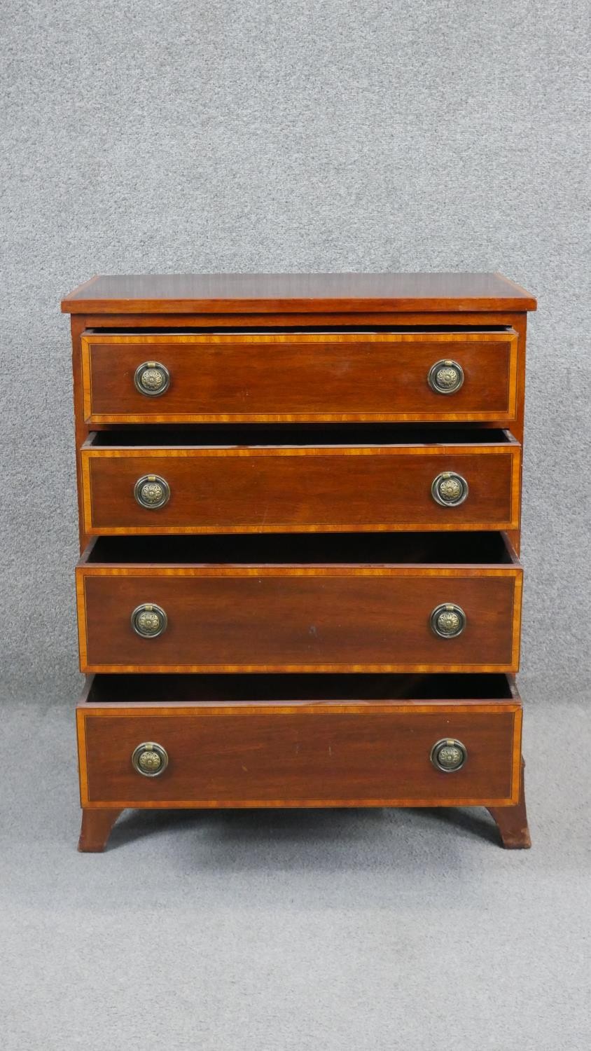 A small Georgian style mahogany chest of drawers with satinwood crossbanding on swept bracket - Image 2 of 7