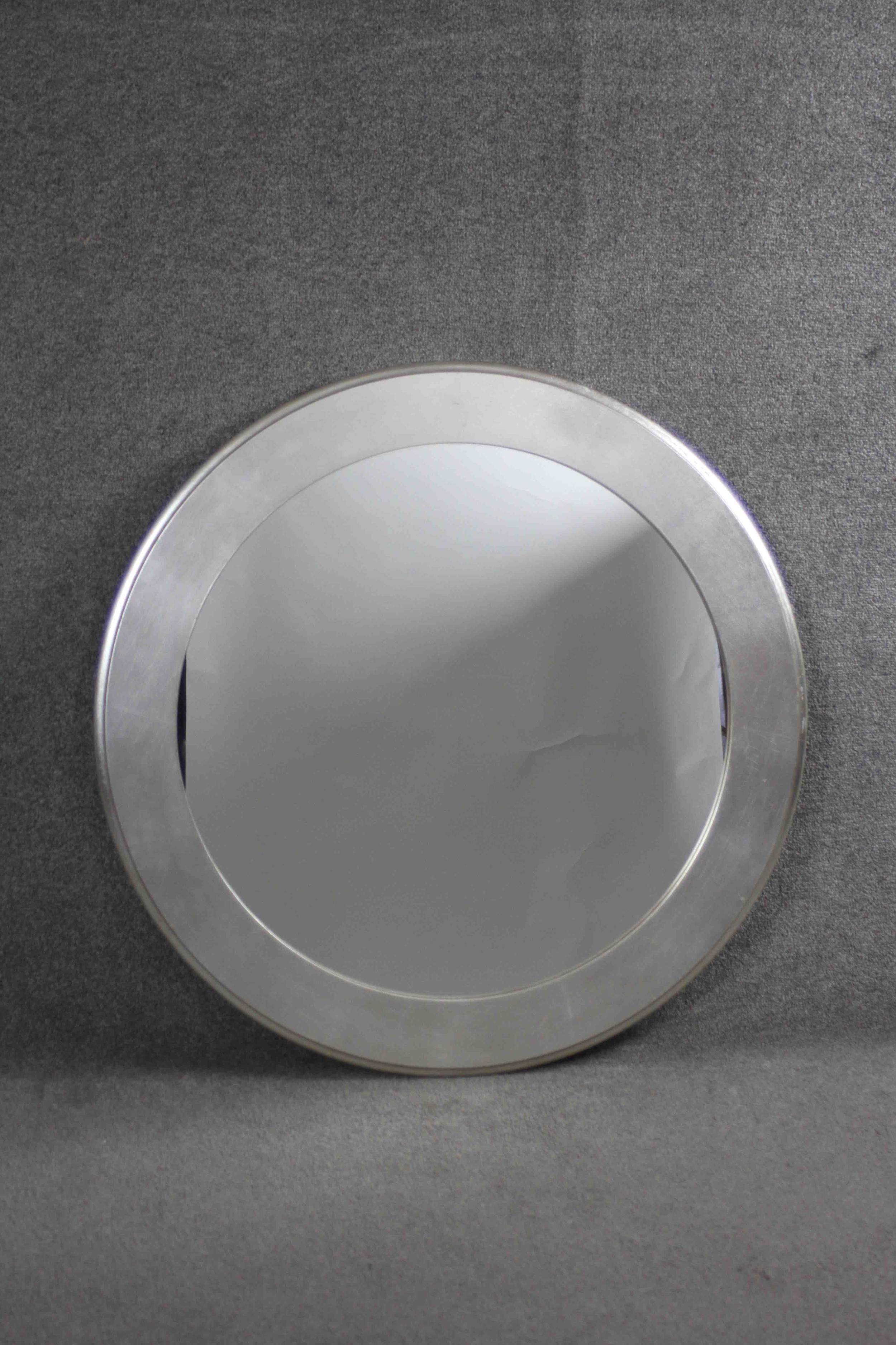 A contemporary wall mirror in moulded silvered frame. 90 cm diameter - Image 2 of 4