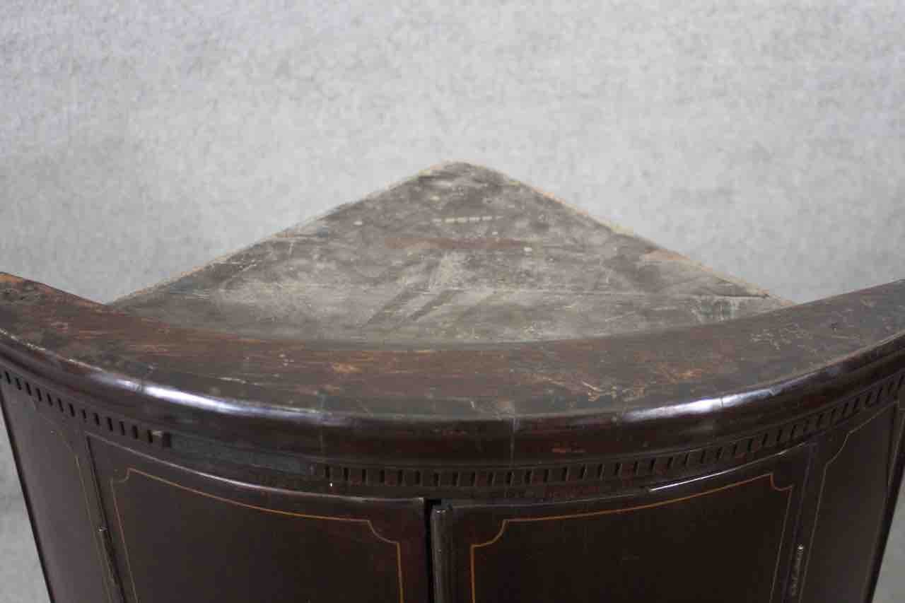 A Georgian mahogany bow fronted hanging corner cabinet with inset inlaid decoration. H.65 x W.56 x - Image 3 of 5