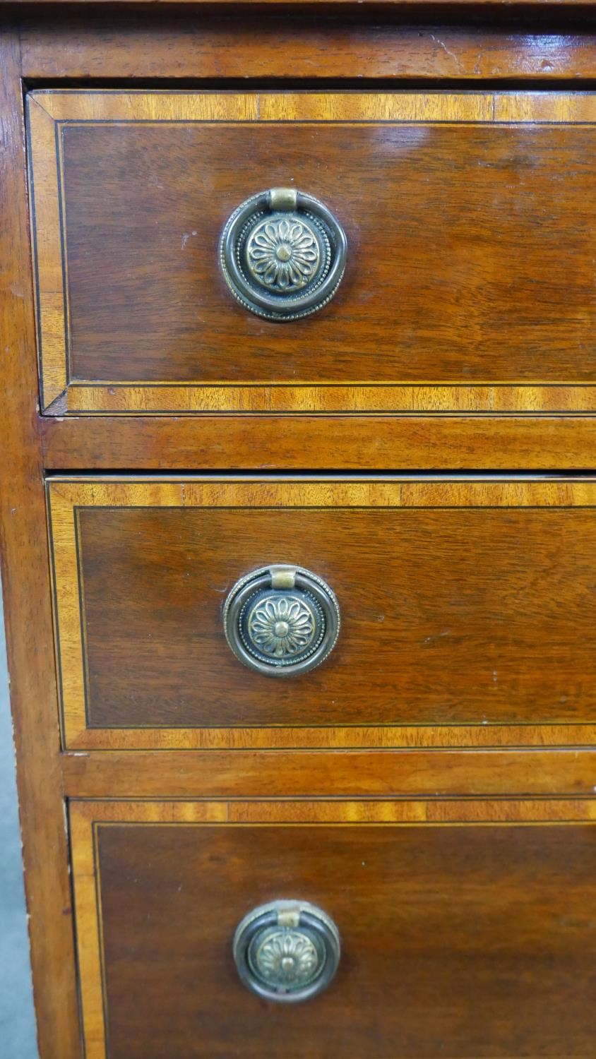 A small Georgian style mahogany chest of drawers with satinwood crossbanding on swept bracket - Image 5 of 7