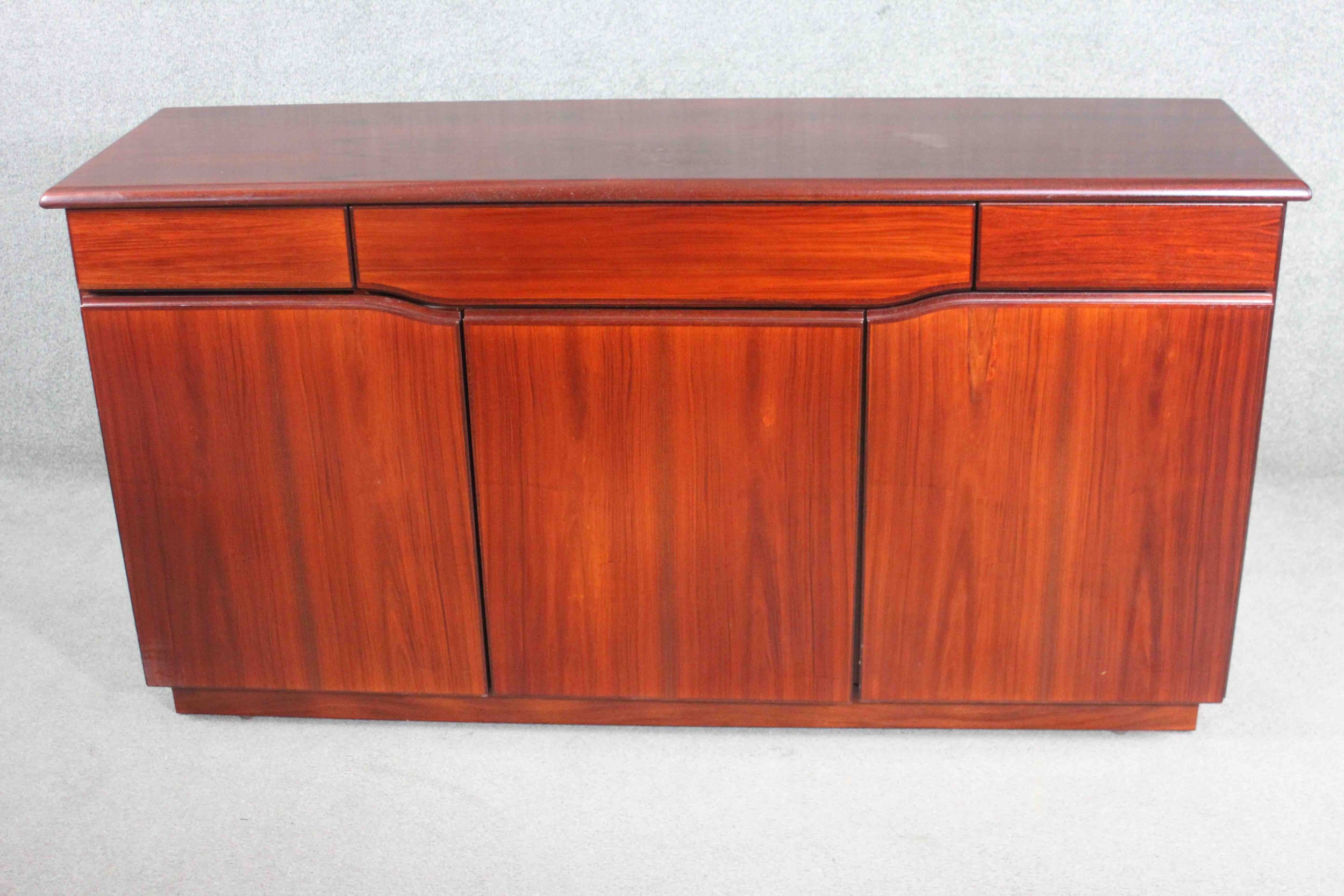 A vintage Skovby Mobelfabrik, Denmark, buffet. H.86 W.164 D.47cm. - Image 2 of 5