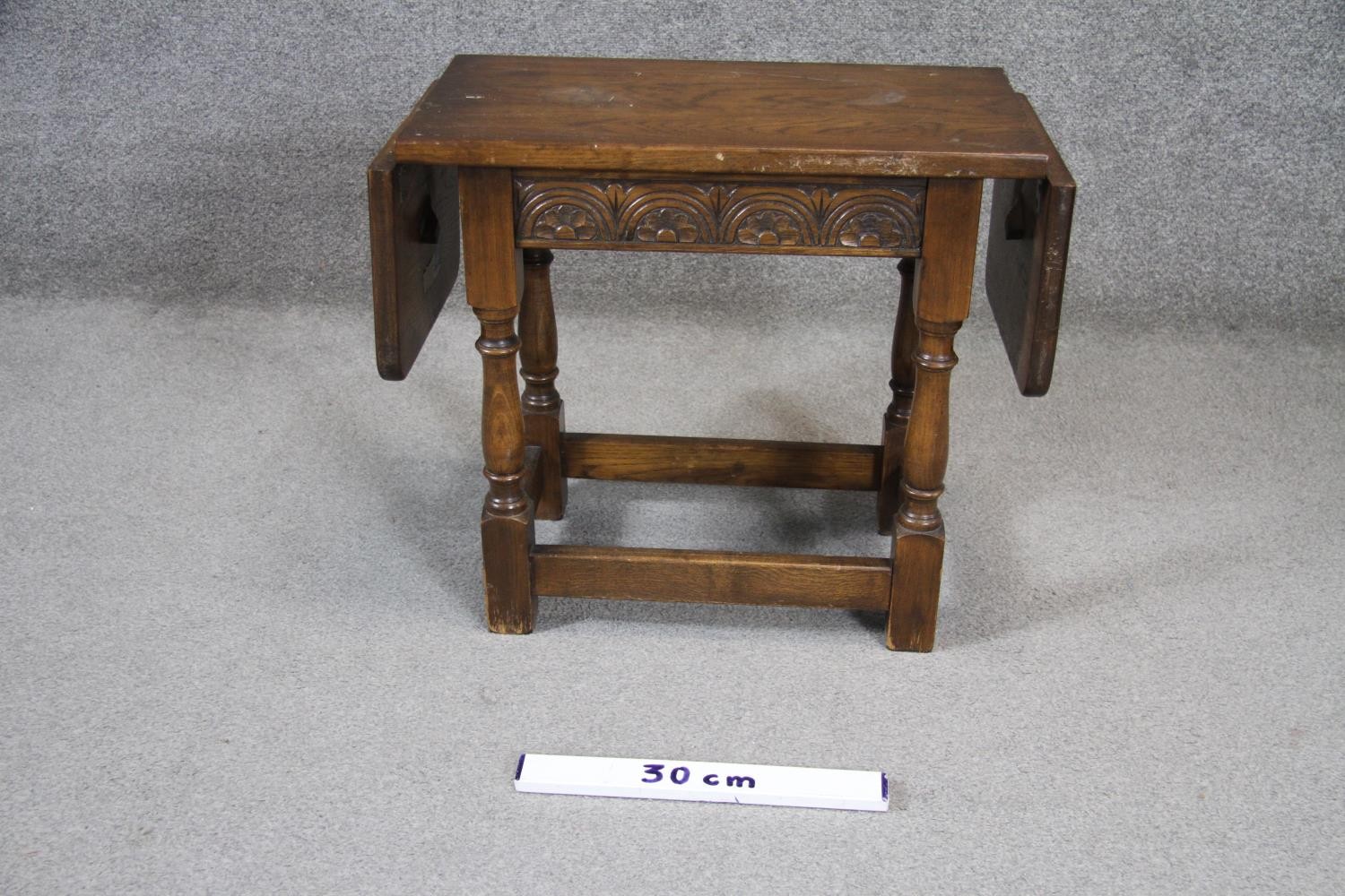 A small mid century oak Jacobean style twin drop flap occasional table with carved frieze on - Image 4 of 4