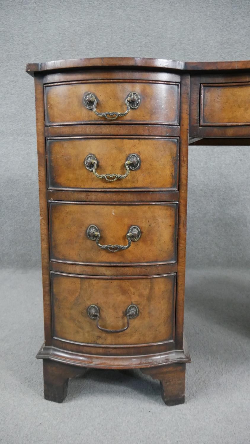 A Reprodux Georgian style figured mahogany pedestal desk with inset leather shaped top on shaped - Image 5 of 7