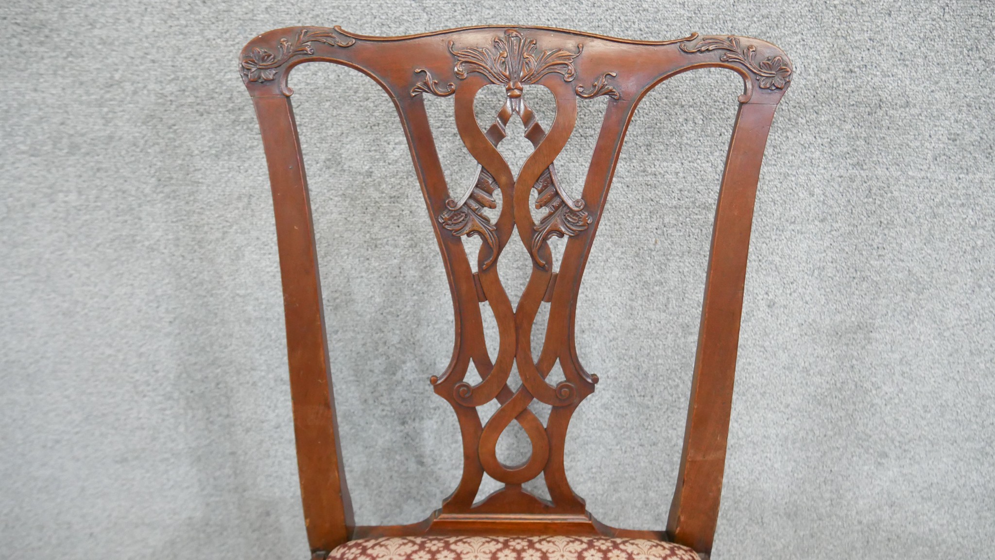 A pair of Georgian mahogany dining chairs with drop in seats on square stretchered supports. - Image 6 of 8