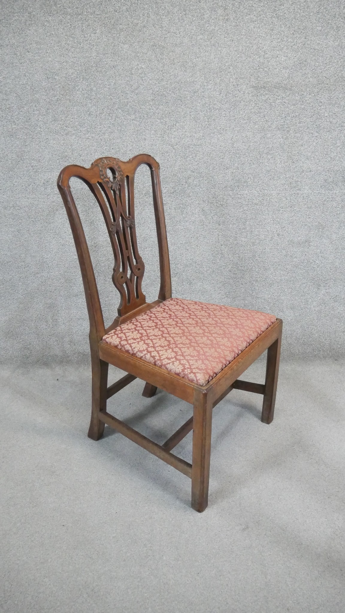 A pair of Georgian mahogany dining chairs with drop in seats on square stretchered supports. - Image 2 of 8