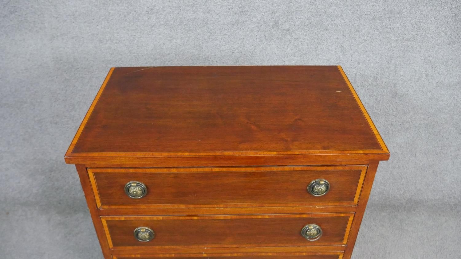 A small Georgian style mahogany chest of drawers with satinwood crossbanding on swept bracket - Image 4 of 7