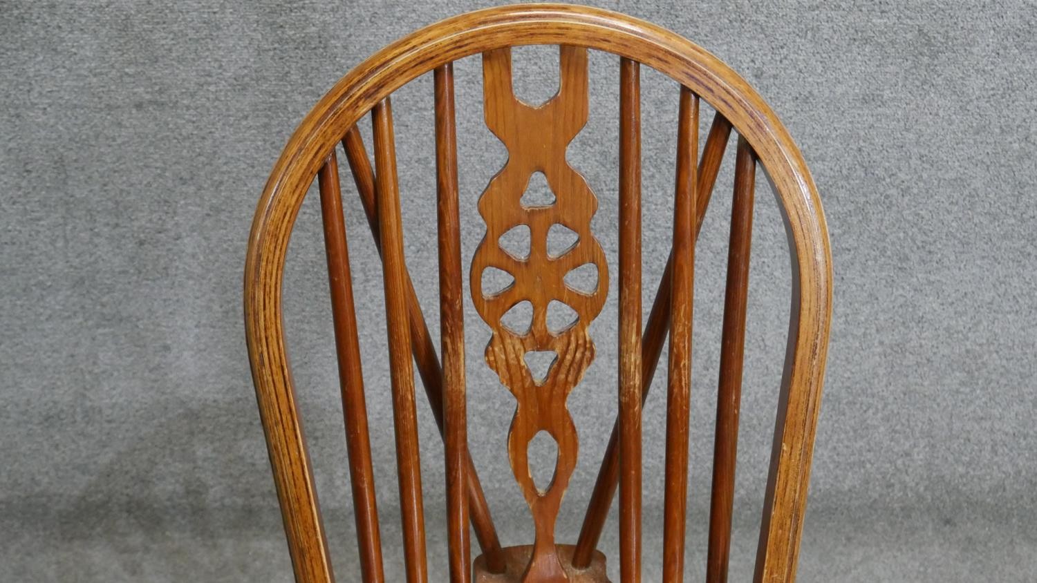 A set of four stained pine Windsor wheelback dining chairs. - Image 3 of 5