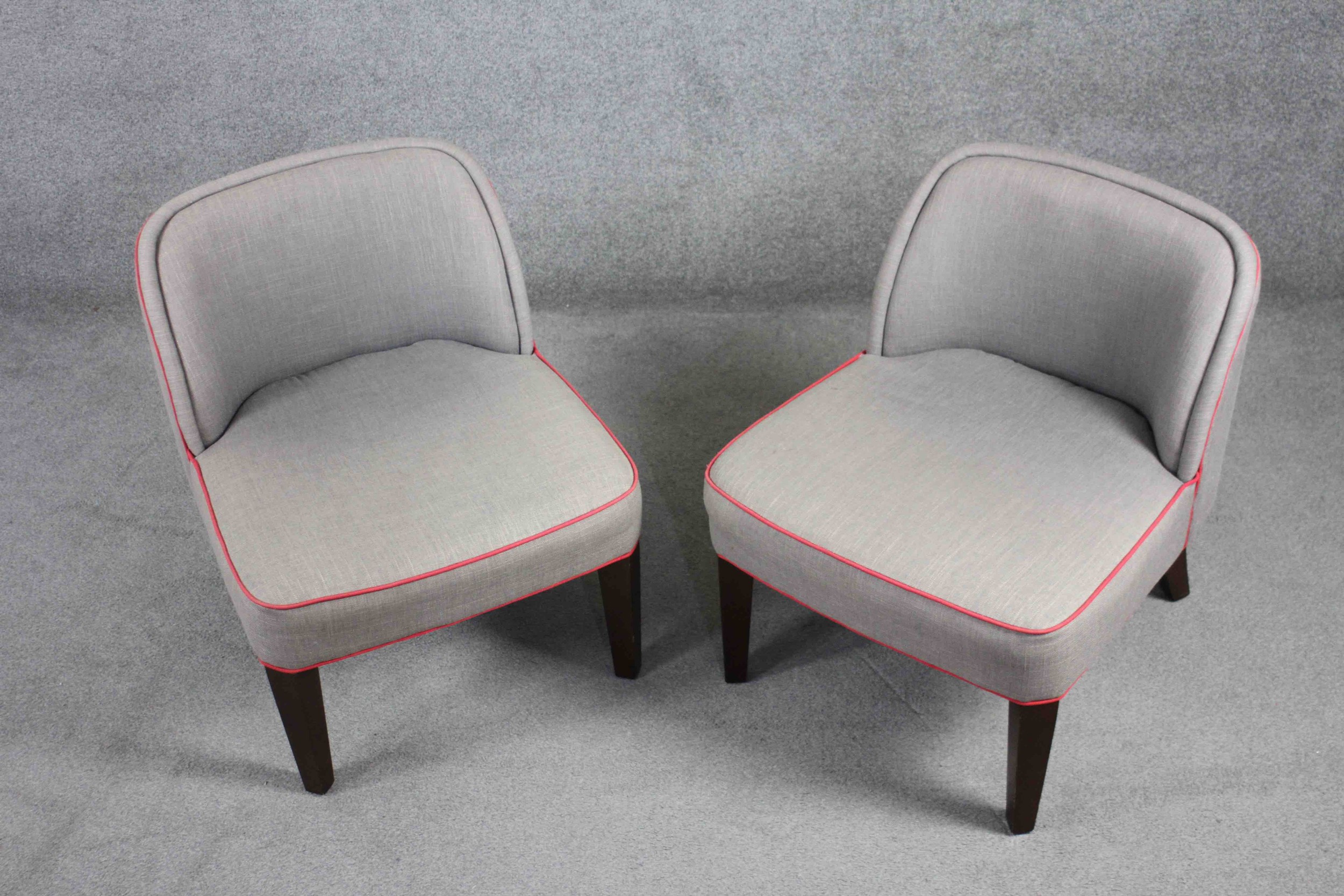 A pair of contemporary vintage style tub chairs in piped calico upholstery on tapering ebonised - Image 3 of 4