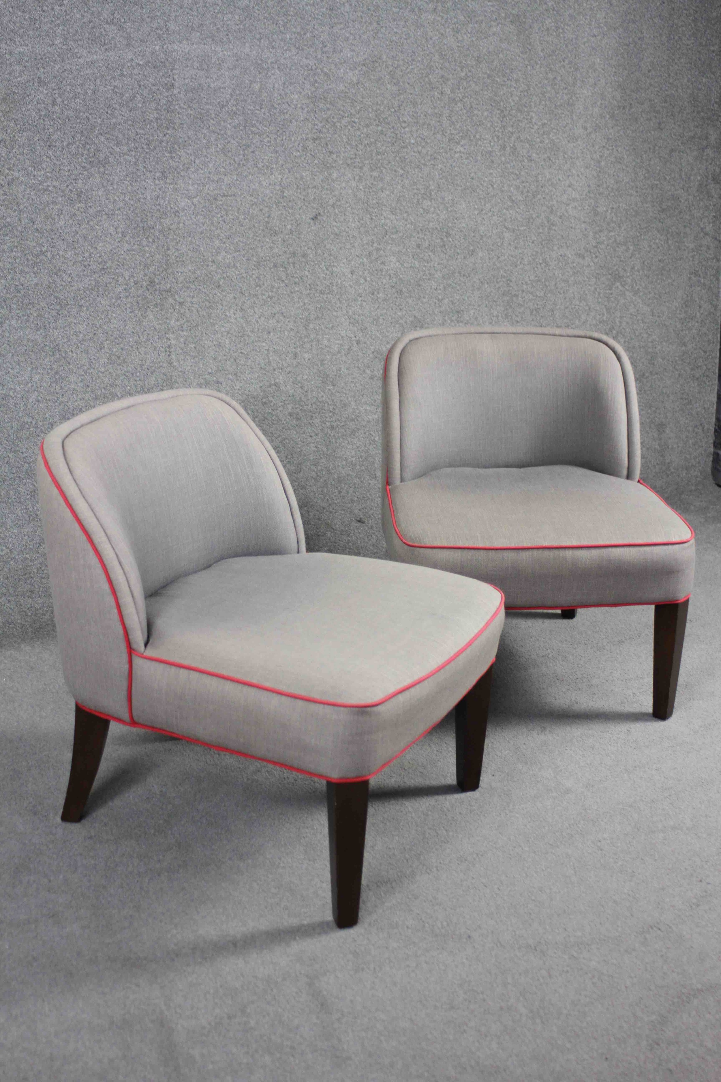 A pair of contemporary vintage style tub chairs in piped calico upholstery on tapering ebonised - Image 4 of 4