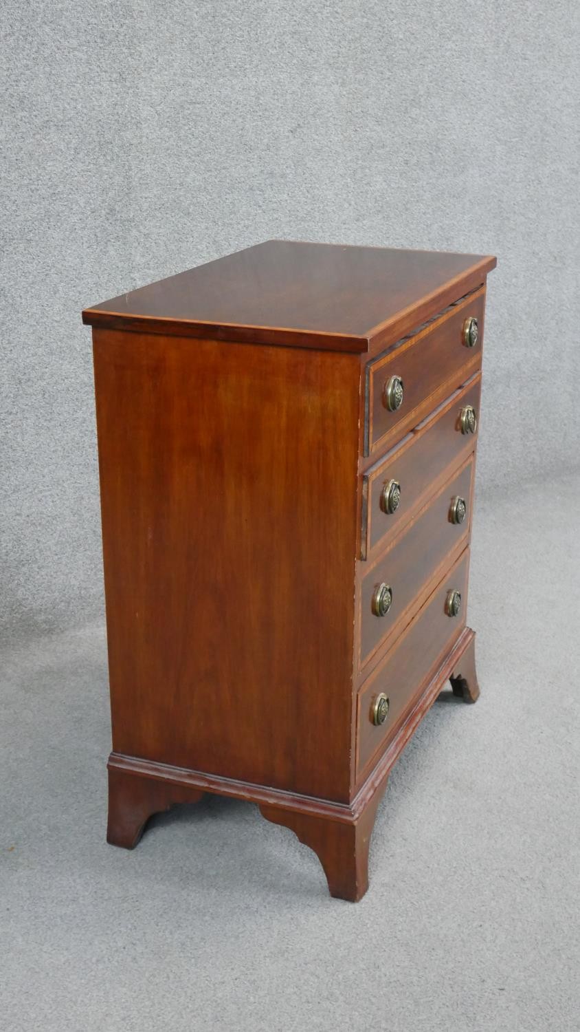 A small Georgian style mahogany chest of drawers with satinwood crossbanding on swept bracket - Image 7 of 7