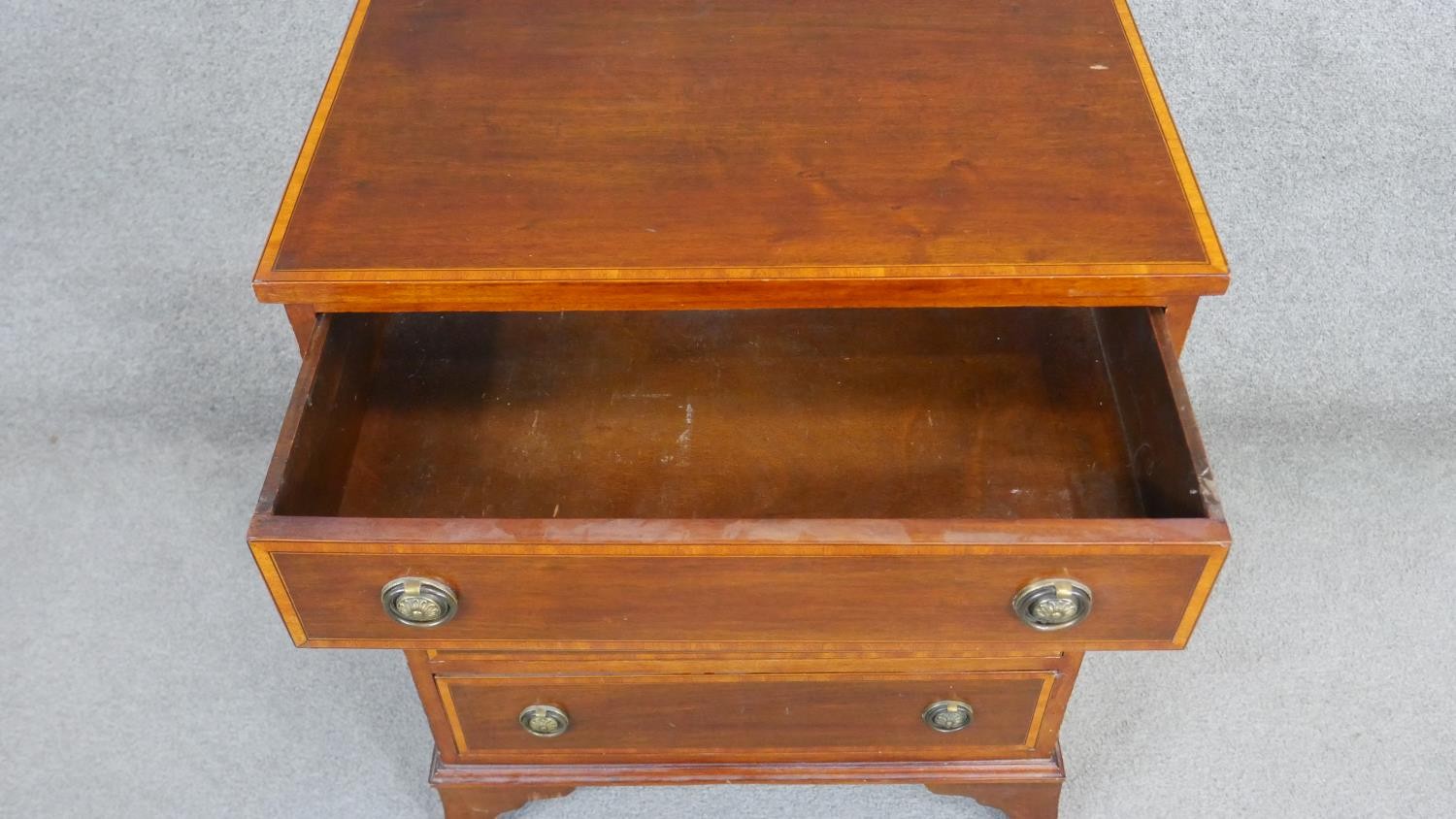 A small Georgian style mahogany chest of drawers with satinwood crossbanding on swept bracket - Image 3 of 7