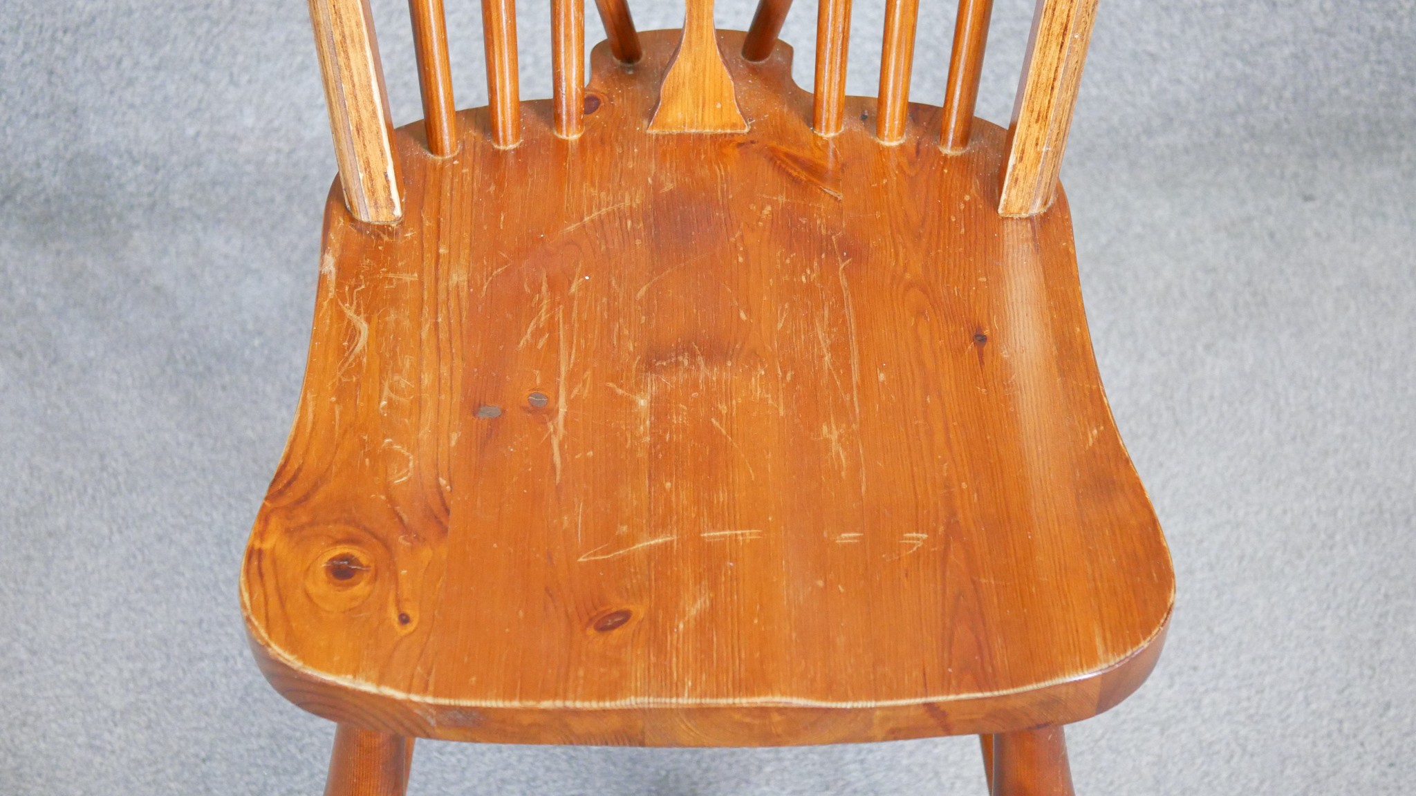 A set of four stained pine Windsor wheelback dining chairs. - Image 5 of 5