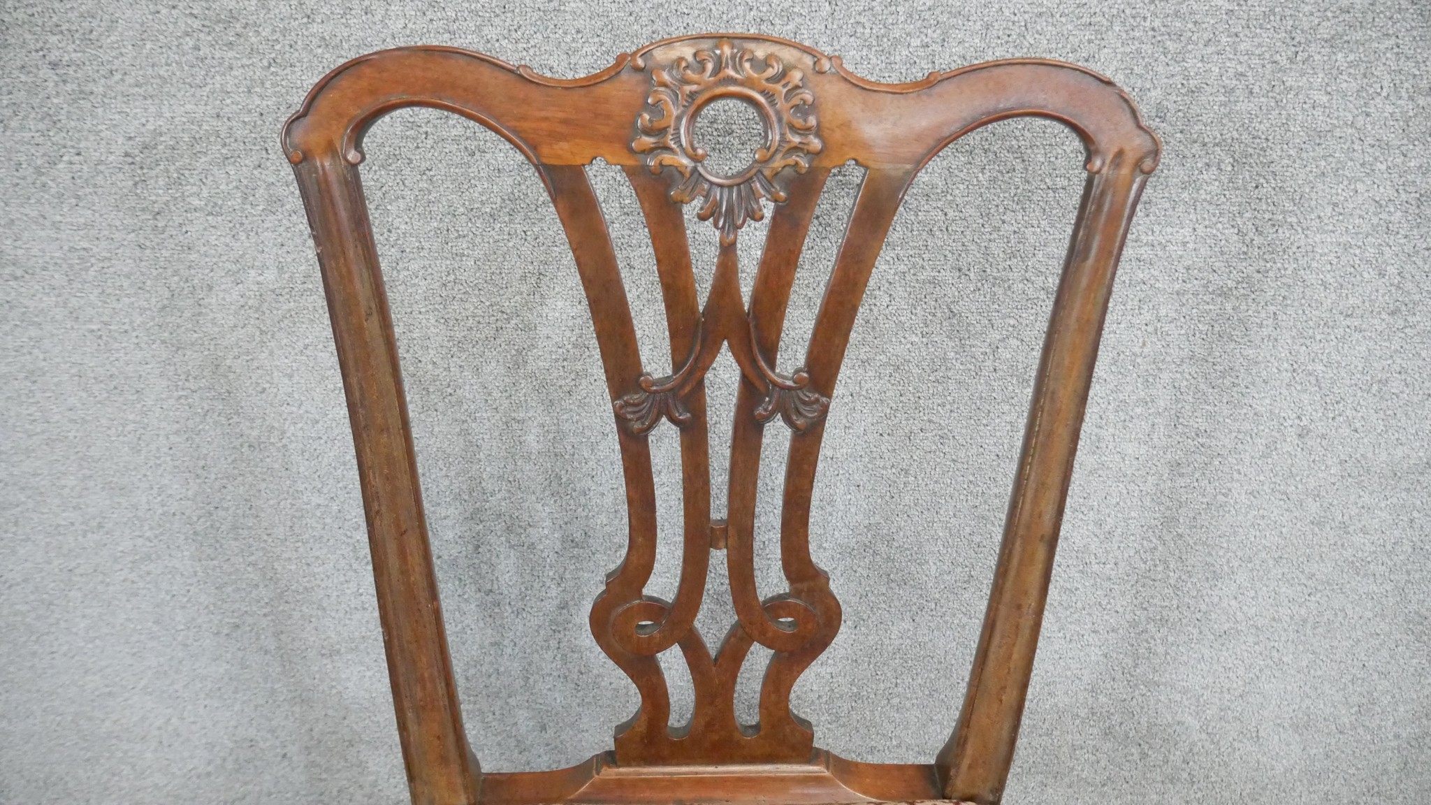 A pair of Georgian mahogany dining chairs with drop in seats on square stretchered supports. - Image 3 of 8