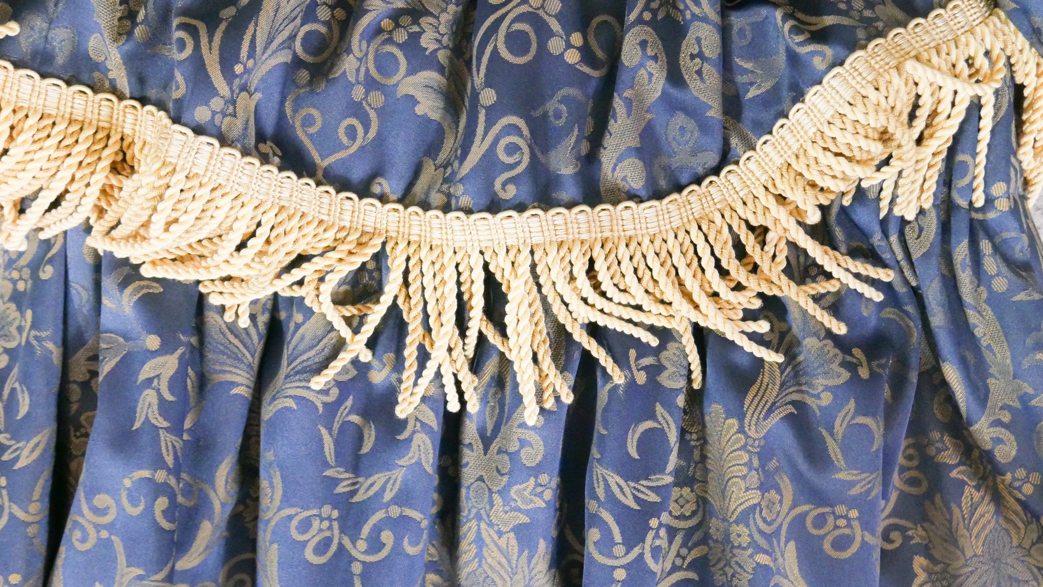 A pair of blue and gold silk mix foliate design curtains with pelmet and tie backs. Silk tassel - Image 3 of 4