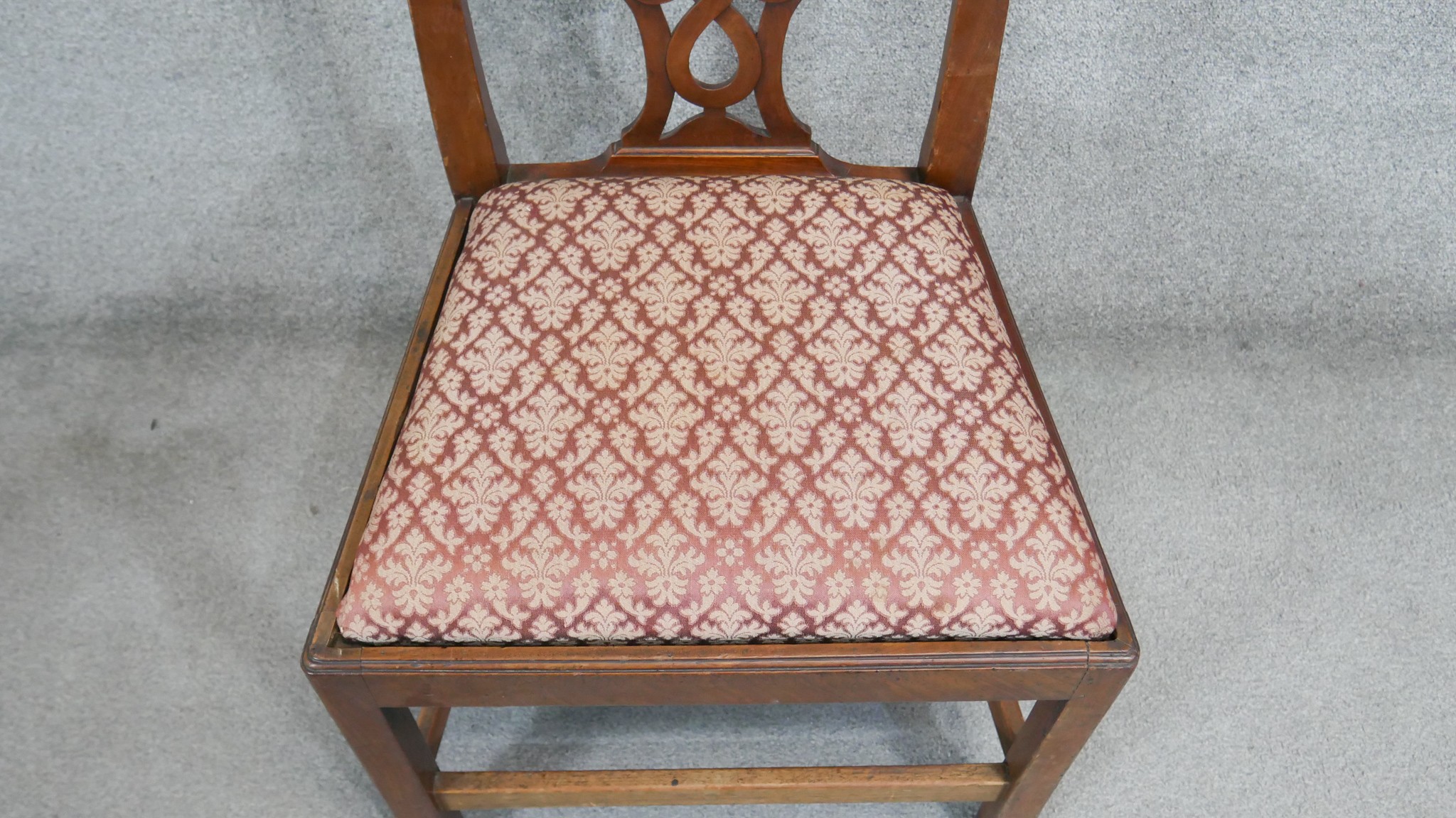 A pair of Georgian mahogany dining chairs with drop in seats on square stretchered supports. - Image 7 of 8