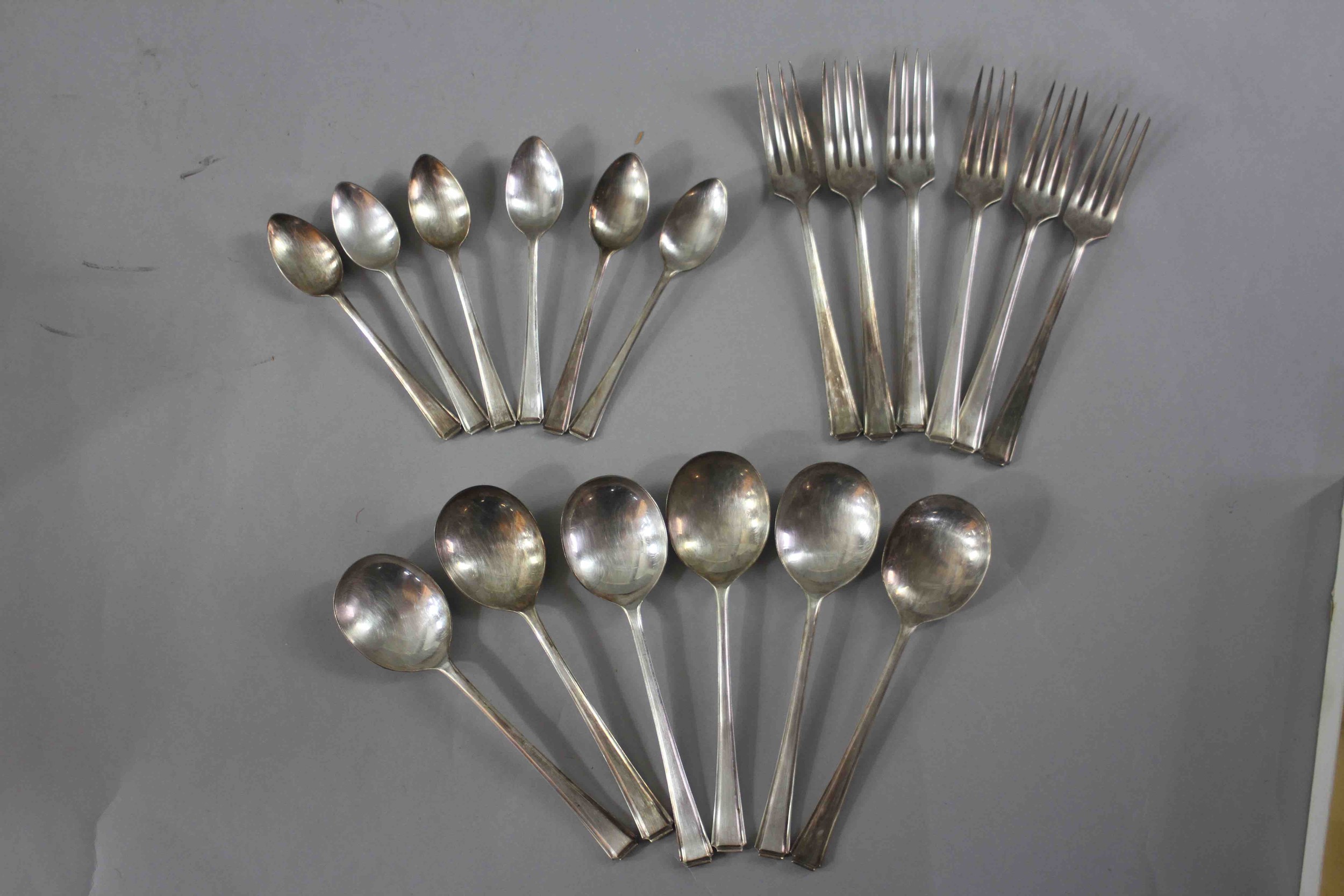Three boxes of Priestly & Moore silver plated forks and spoons. (18 pieces in total) - Image 7 of 8