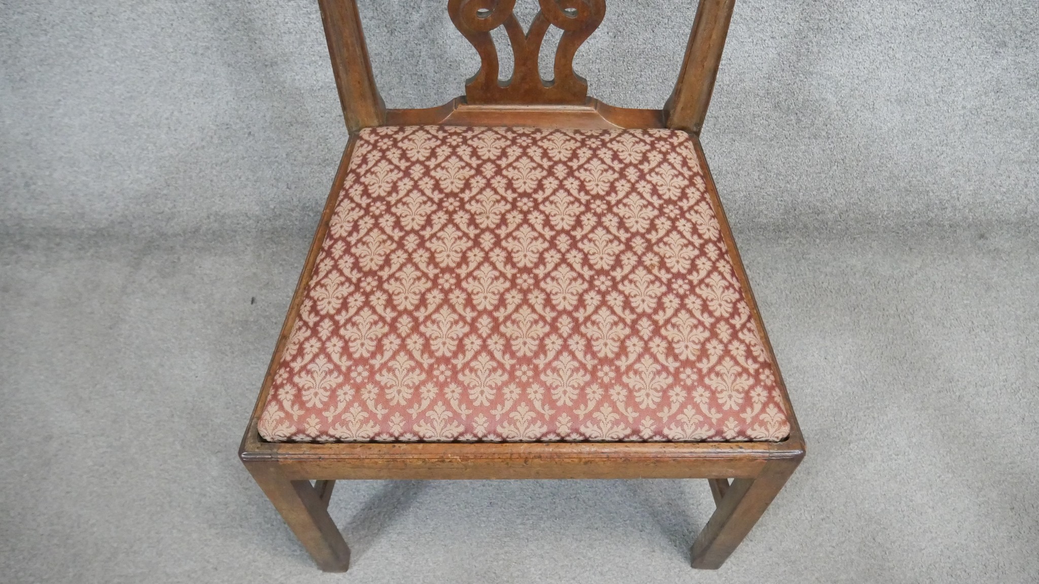 A pair of Georgian mahogany dining chairs with drop in seats on square stretchered supports. - Image 4 of 8