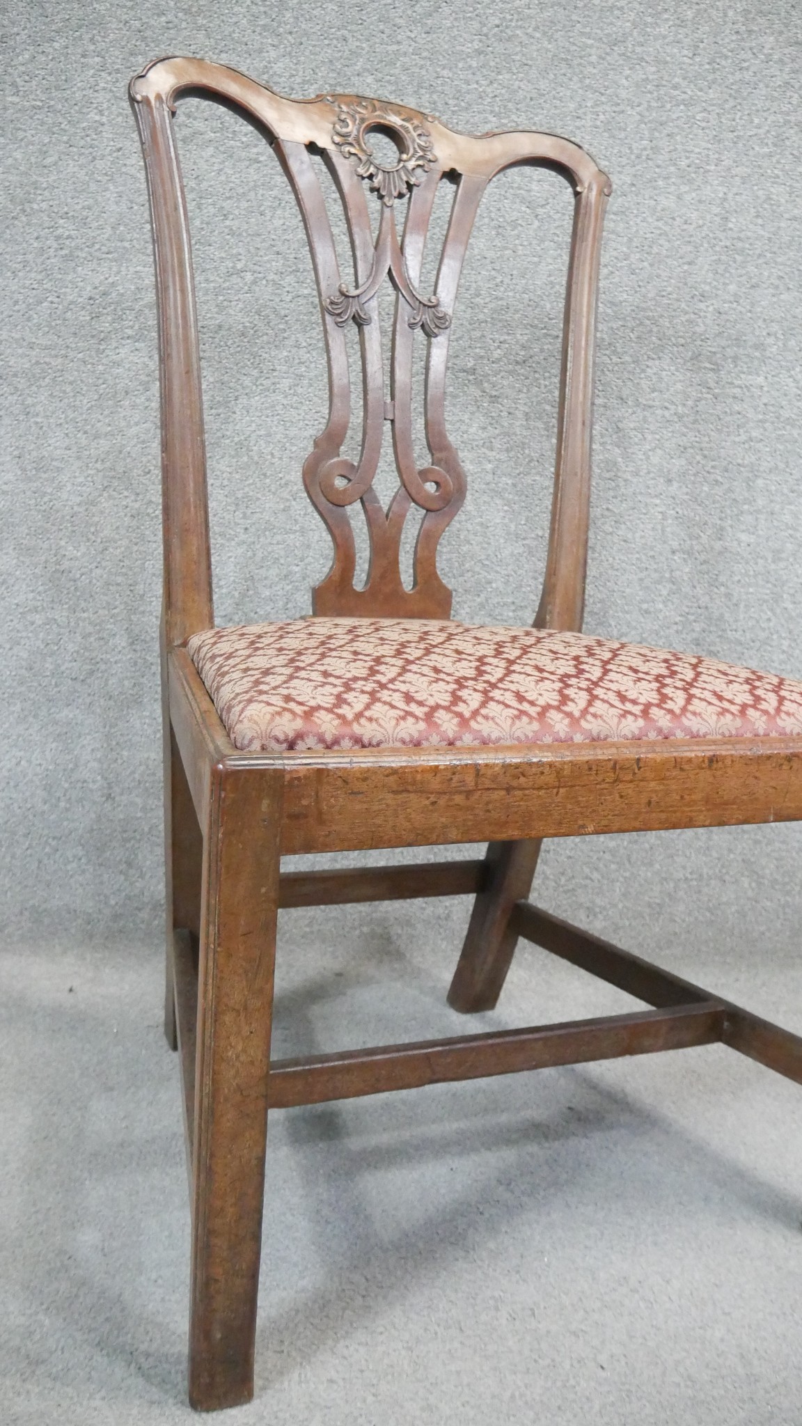A pair of Georgian mahogany dining chairs with drop in seats on square stretchered supports. - Image 5 of 8